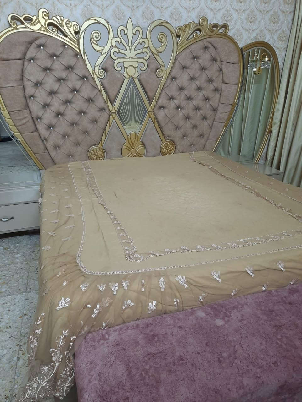 سلام عليكم غرفه للبيع نضيفه كلش السعر ٦٠٠وخمسين وبيها مجال والبرده ب١٥٠للاستفسار على الرقم ***********
