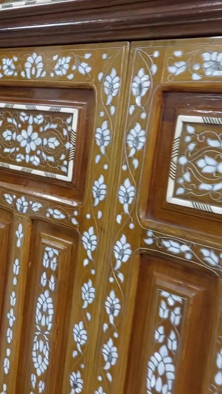 إبداع من الجوز والصدف 
غرفة نوم بطابع ملكي 
دفء الجوز.. وفخامة الصدف 
عنوان للفخامة


**إذا كنت صاحب هذا الإعلان وتريد حذفه لأي سبب، رجاءا أرسل رسالة إلى الدعم الفني**