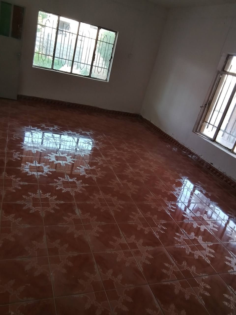 السلام عليكم ورحمه الله وبركاته...
يتوفر بيت للايجار يحتوي على غرفتين وربعه واستقبال وصاله وسطيه ومطبخ حار وبارد وحديقه وسقيفه بالاضافه الى طاقه شمسيه ... 
العنوان عرب المجيد  ..  للاستفسار التواصل مع الرقم ***********
