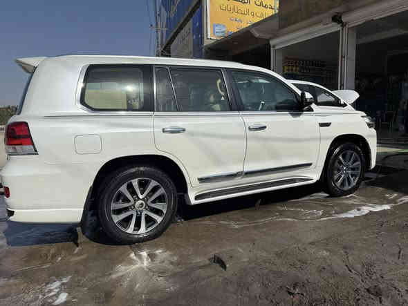 لاندكروز2017  ساز محرك 8 سلندر فول مواصفات رقم اربيل السنويه توه مجددها قبل اسبوع ماشيه 193الف السياره مكفولة من الظربه والتبديل بس بيها صبغ رش قطعين بدون معجون الجاملغ والباب الخلفي اثر طخه توحيد لون والبنيد بيه شبر صبغ اثر طخة بسيطة  والمكينه والكير مكفولات من الفتح والخلل حداده جديده السيارة جاهزه من كلشي  السعر 475$ وبيها محال للطيبين للاستفسار ***********
