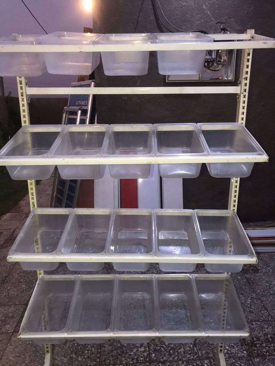 عندي ارفوف 46 قطعة وميز كرزات العرض متر وارتفاع 175 وعدي عارضه جبس وعارضةجكاير  السعر خاص ***********الموقع النجف الشرف
