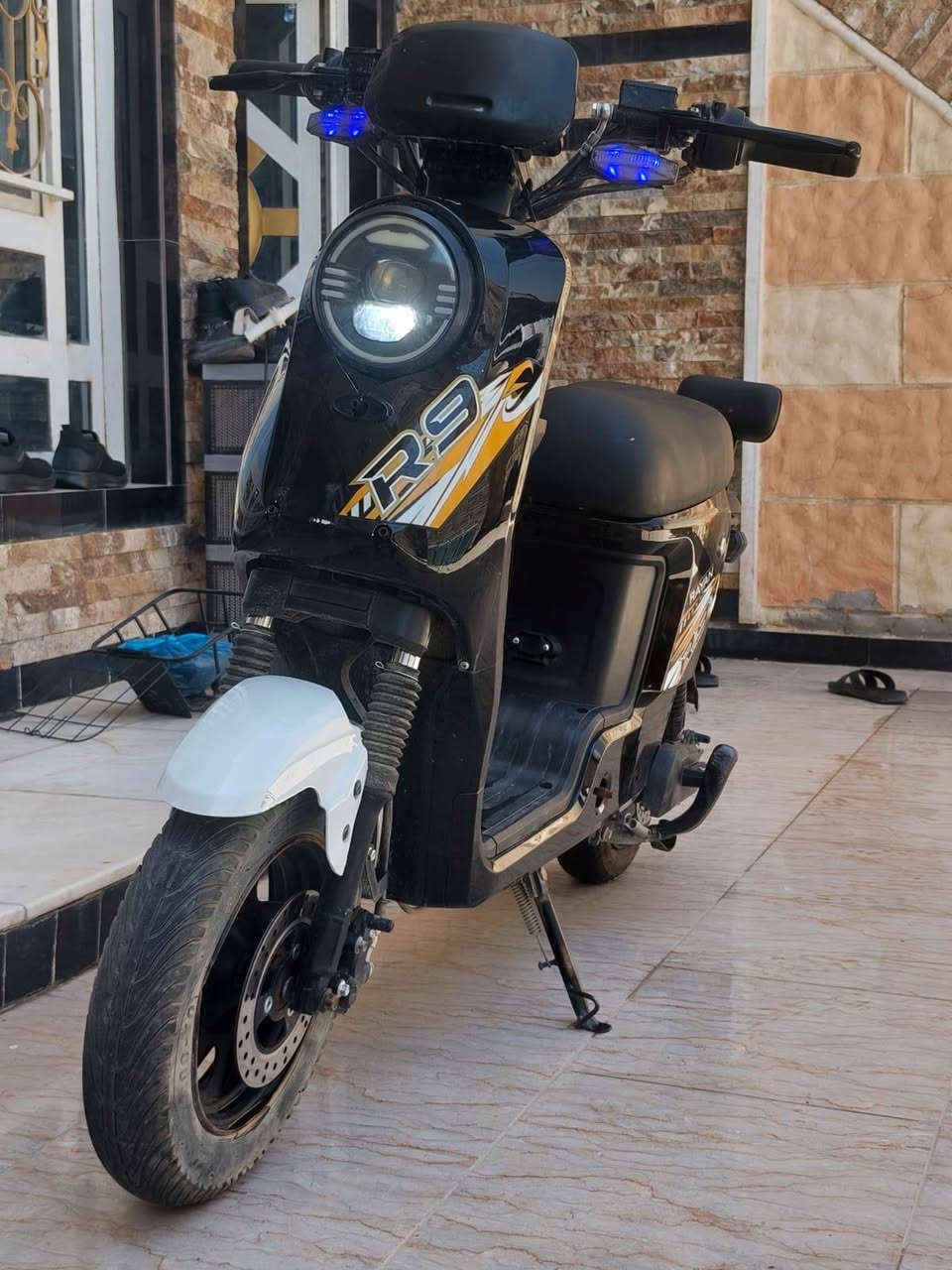 السلام عليكم
دراجه شحن   ، r9 غنيه عن التعريف كاملة المواصفات مع كامل اغراضهه شاحنه اصلية وسلة حديد  6 بطاريات كوري اصلي يعني فولهه شحن واطلع البغداد روحه جيه سعرهه بالسوك الجديده 980 الف دينار وسعرهه هسه مستعمله 580 يعني نص السعر استعمال نظيف جدا جدا مستعمله شهرين تقريبا
العنوان صويرة حي الغدير  الشراي يتصل على هذا الرقم ***********
ويدلل الشراي وبيهه مجال
