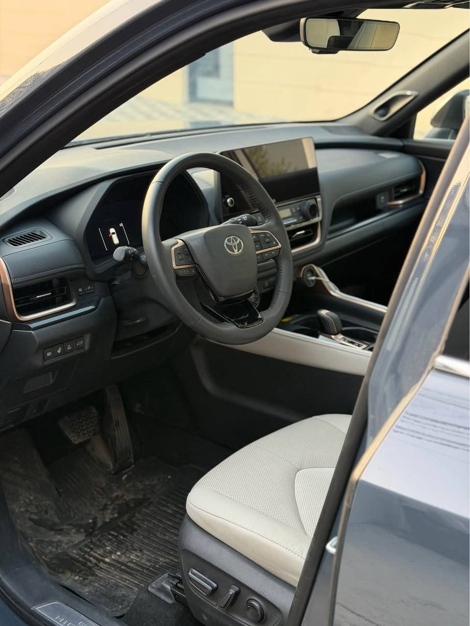 للبيع تويوتا كراند هايلاندر 2024
 السيارة اعلى مواصفات لمتد هايبرد
المواصفات 
بانوراما 
4 مقاعد تدفئة و تبريد
دجتل (عدادات الكترونية)
3 شاشات 
مقاعد جلد و كهرباء
رادارات (امامي+خلفي+جانبي)
قيادة ذاتية 
سستم صوت jpl
لايتات led متحرك
تدفئة ستيرن 
صندوق كهربائي
بردات بل ابواب 
مقاعد منفصل vip
حادث السيارة فقط كسر بالدعامية الامامية و مصلح علكدهة و مصبوغ الباقي مكفول
السيارة ماشية 7 الف 

السعر 43 الف دولار بيهة مجال قليل 

للاستفسار ***********
*********** بغداد, العراق
