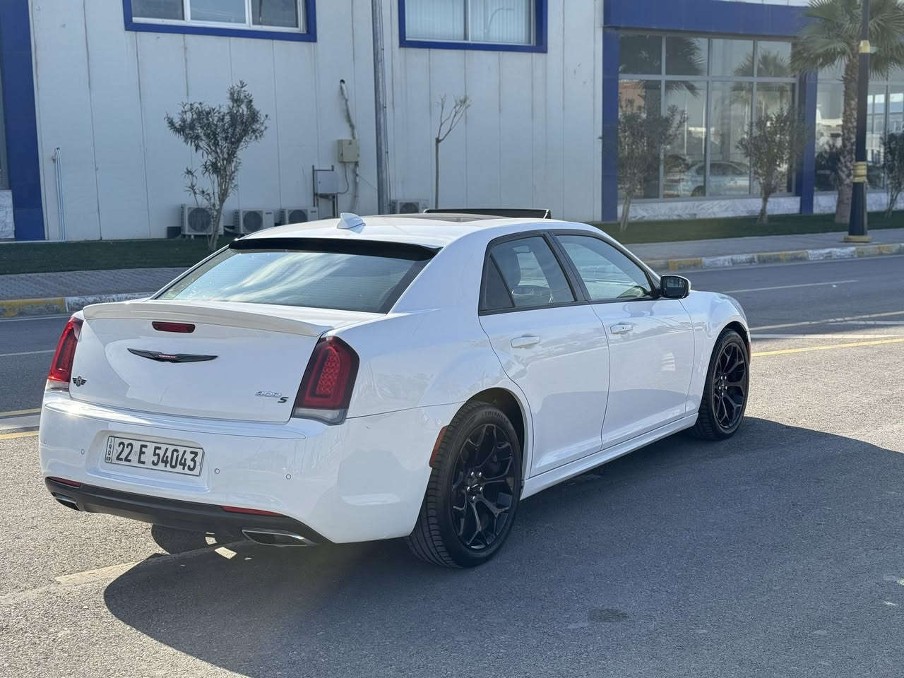 كرايسلر اوباما دبل لحية اصل S موديل 2018 فول مواصفات لون ابيض ثلجي
مواصفات 
*بانوراما 
*بصمة 
*دبل لحية 
* سستم صوت beats
*كشنات جلد
*تدفى كشنات 
وباقي مواصفات معروفة 

مكان السيارة دهوك معارض الجديدة 

السعر : اتصل 
***********
***********
