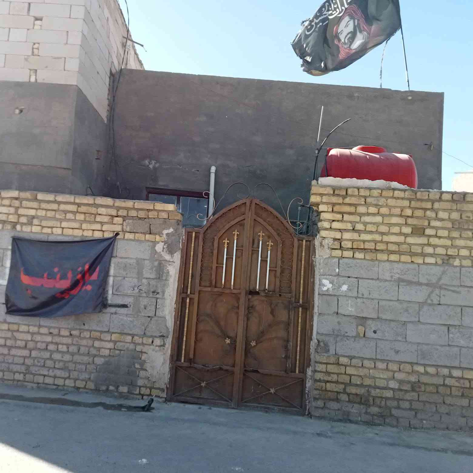 بيت للئيجر بحي الجامعه قرب مستشفى الولاده قرب البو حسين ١٠٠ متر غرفه وصاله وبراني ومطبخ وصحيات وفوك غرفه تبليط مجاري ماء كهرباء خط مولده مكلف بلنشر اتصل على رقم ‏‪***********‬‏ الخاص ما متواجد
