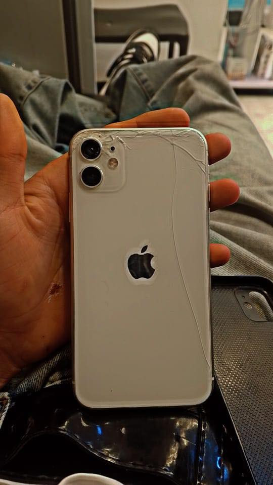 السلام عليكم تلفون ايفون١١عادي للبيع ممفتوح ابد بي فطر بلضهر  شوفه إذا مفتوح السعر ٢٠٠وبي مجال التواصل *********** مستعجل على بيعته
