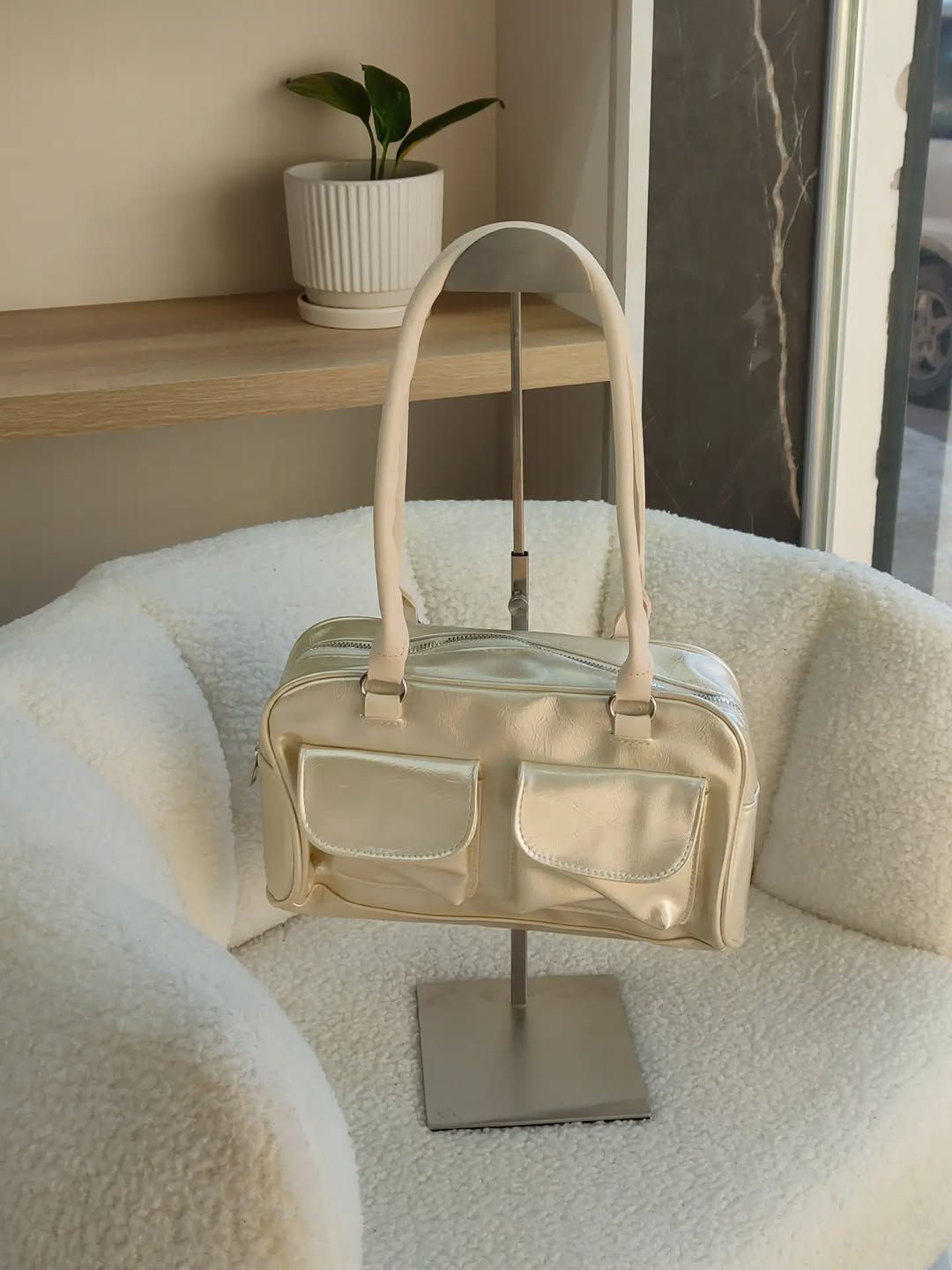 ✨ بسعر يفاجئج… وأناقة تكمل كل لوك 🤍
حقيبة حجم وسط، عملية وأنيقة لكل يوم 👜
 ▪️ الجلد سوفت وناعم 
▪️ طلاء السحاب ثابت
 ▪️ متوفرة بـ 4 ألوان: أسود، بني، أبيض، شمباني
💰 السعر: 10 آلاف دينار فقط 
🚚 التوصيل لجميع محافظات العراق: 5 آلاف
 📸 التصوير حقيقي من داخل المحل ✨
للطلب والاستفسار راسلونا بالدايركت 💌


**إذا كنت صاحب هذا الإعلان وتريد حذفه لأي سبب، رجاءا أرسل رسالة إلى الدعم الفني**