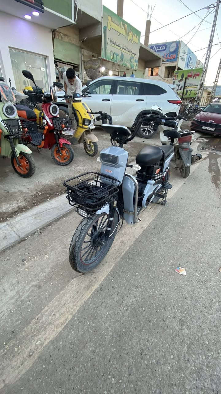 دراجة شحن موديل 25، 5 باتري بلاديات جديدات كاملة شغالة بصمة بلوتوث اشاير ما بيها اي نقص سعرها 225 الف موقعنا سوق المفرق عل شارع العام قرب جسر المشاة للأتصال ***********
