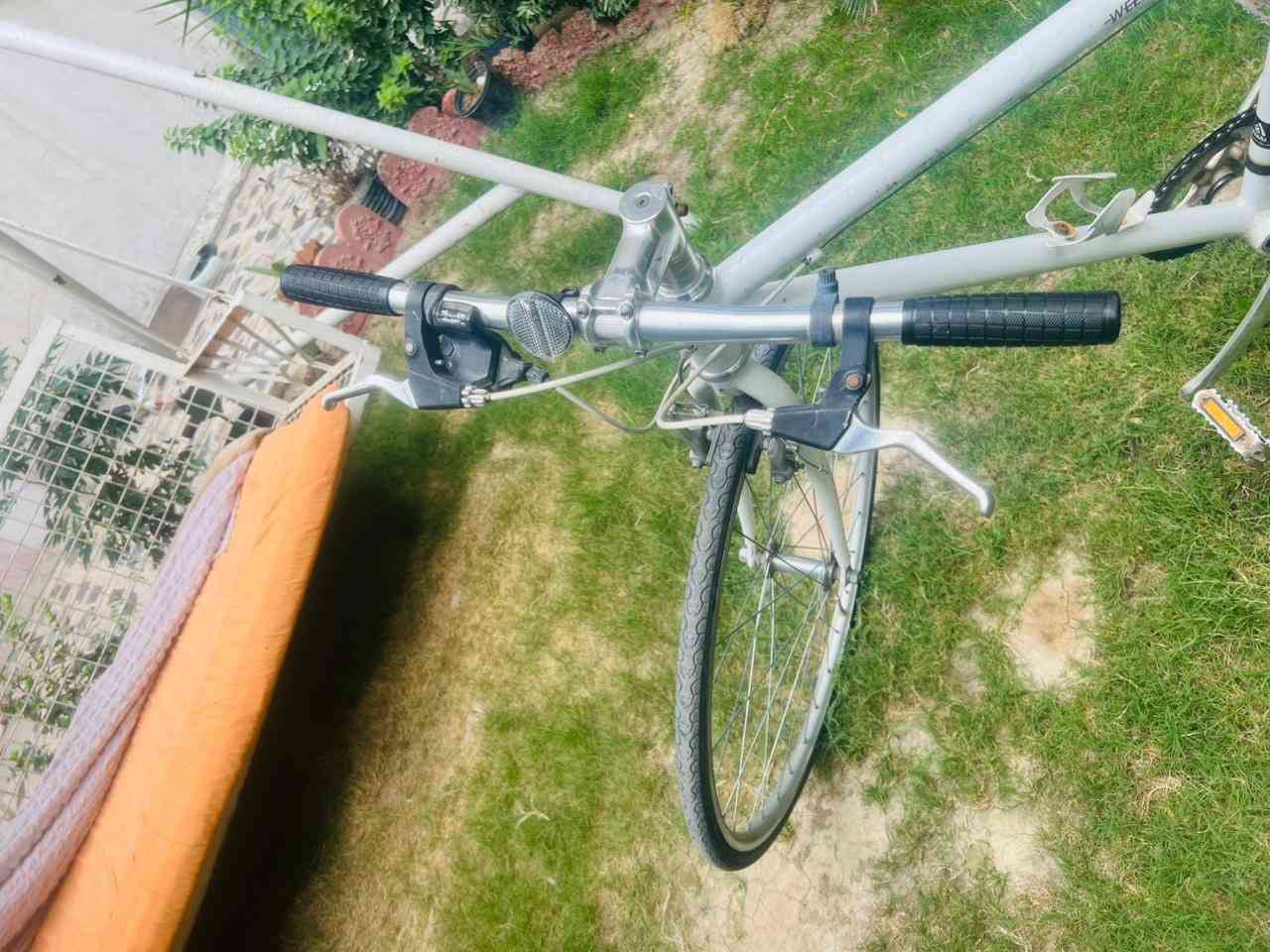 🚴‍♂️ بايسكل Weekend Bikes هجين بحالة ممتازة للبيع 🚴‍♂️
السلام عليكم شباب، متوفر بايسكل Weekend Bikes أصلي بحالة ممتازة جداً ونظيف، وجاهز للاستخدام مباشرة. البايسكل هجين (Hybrid) يجمع بين خفة وسرعة بايسكلات السباق وراحة بايسكلات المدينة، مثالي جداً للرياضة أو للتنقل اليومي.

⚙️ المواصفات والتفاصيل:
 الماركة: Weekend Bikes (الاسم واضح ومكتوب على الفريم بالفوسفوري).
 الهيكل (الفريم): ألمنيوم خفيف وقوي، بلون أبيض مميز وتصميم كلاسيكي مريح.
 نظام السرعات: شيفترات ومكيف سرعات Shimano اليابانية الغنية عن التعريف (تحكم كامل وسلس بالسرعات للمرتفعات والمسافات الطويلة).
 المقعد (الصدر): مريح جداً ومزود بغطاء Riding مبطن لراحة تامة أثناء القيادة لمسافات طويلة.
 الإطارات: رفيعة وانسيابية مخصصة للشارع والأسفلت، تعطيك سرعة عالية بأقل مجهود.
 الملحقات: يحتوي على جك (مسند جانبي) بلادي + قاعدة مطرة ماء مثبتة على الفريم.

📝 ملاحظة للمشتري: 

البايسكل شرط مال حاوية، منزّله حتى ما غاسله، يعني يحتاج غسل فقط وغيره ماكو شي، كامل مكمل من كل النواحي.

💰 السعر والموقع والتواصل:
 السعر: 100 ألف (وبي مجال للشراي )
 الموقع: بغداد - حي العامل
 للاستفسار والتواصل: أبو علي - واتساب فقط على الرقم ⁠***********
