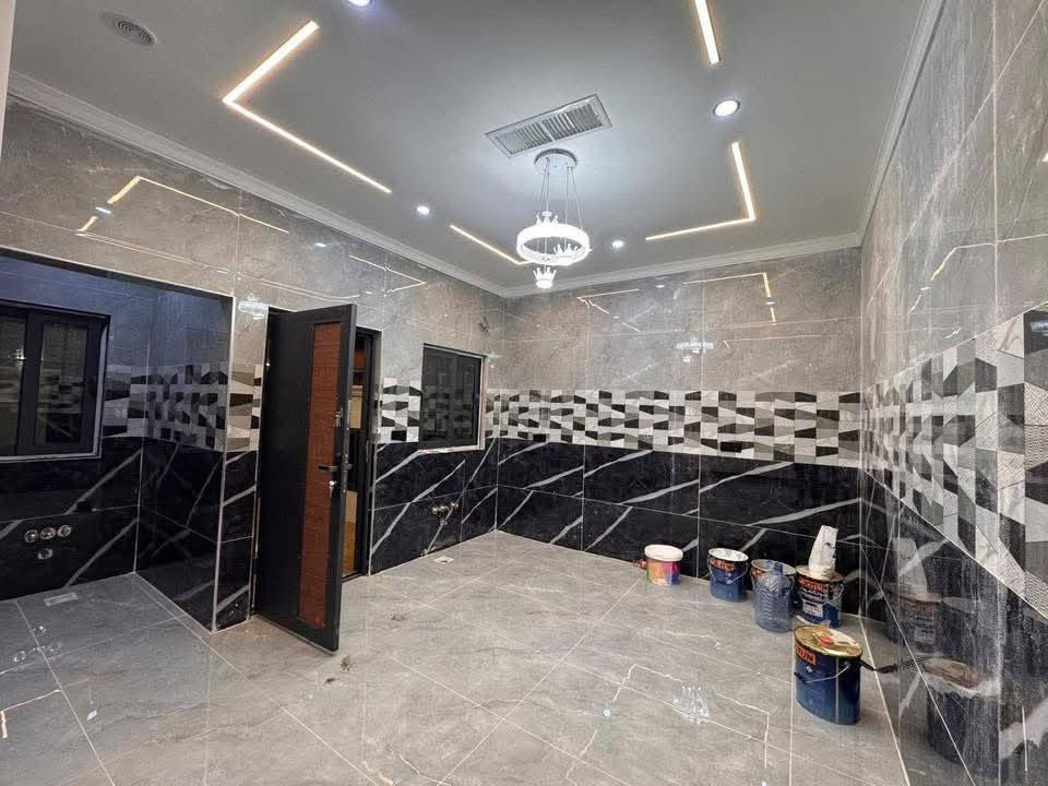 دار للبيع من طابقين بناء حديث Zeroفول ملكي مبني بأحدث المواد والمواصفات الهندسية ارضيه مرمر مغربي فول 
الكهرباء نظام فوتو سيل  دبل جام نظام طاقه شمسيه نظام تبريد مركزي نظام كامرات دبل جام فول مواصفات

 #طابو ملك صرف بأسم شخص واحد 

#المساحة :- 115 متر             #واجهة 8 متـــر  

الموقع:- كركوك طريق بغداد _ قرب مطعم  صويا 

حيث يحتوي الطابق الاول على استقبال وهول وغرفه نوم 🛌 مطبخ حار بارد وصحيات ومناور وكراج سيارة 🚗 
والطابق الثاني 2 نوم حمامات وبلكونات عدد 2 ذات إطلاله جميله وسطح أول وثاني 

💵💵السعر  مناسب  💵💵

#موقع الشركة كركوك حي عدن مجاور الجنسية الجديدة 
 ومجاور اسماك البغدادي عمارة البحرين 

 🏦شركة الجوهرة للعقارات والمقاولات  🏦 
  
 📞للأتصال ***********

✅نستقبل جميع عروضاتكم السكنيه والتجاريه في كركوك
