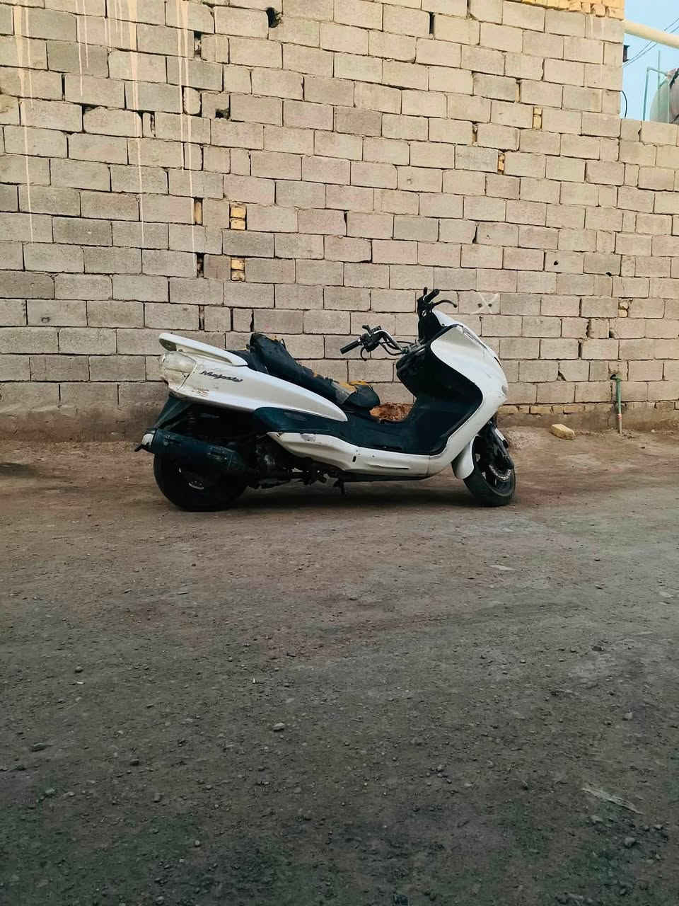 الدراجة ياماها ماجستي ربع 
طفت عدي بعد ما اعرف شبيه صارله فترا متروكه بكاني الناصريه ابيع كوم حديد


**إذا كنت صاحب هذا الإعلان وتريد حذفه لأي سبب، رجاءا أرسل رسالة إلى الدعم الفني**