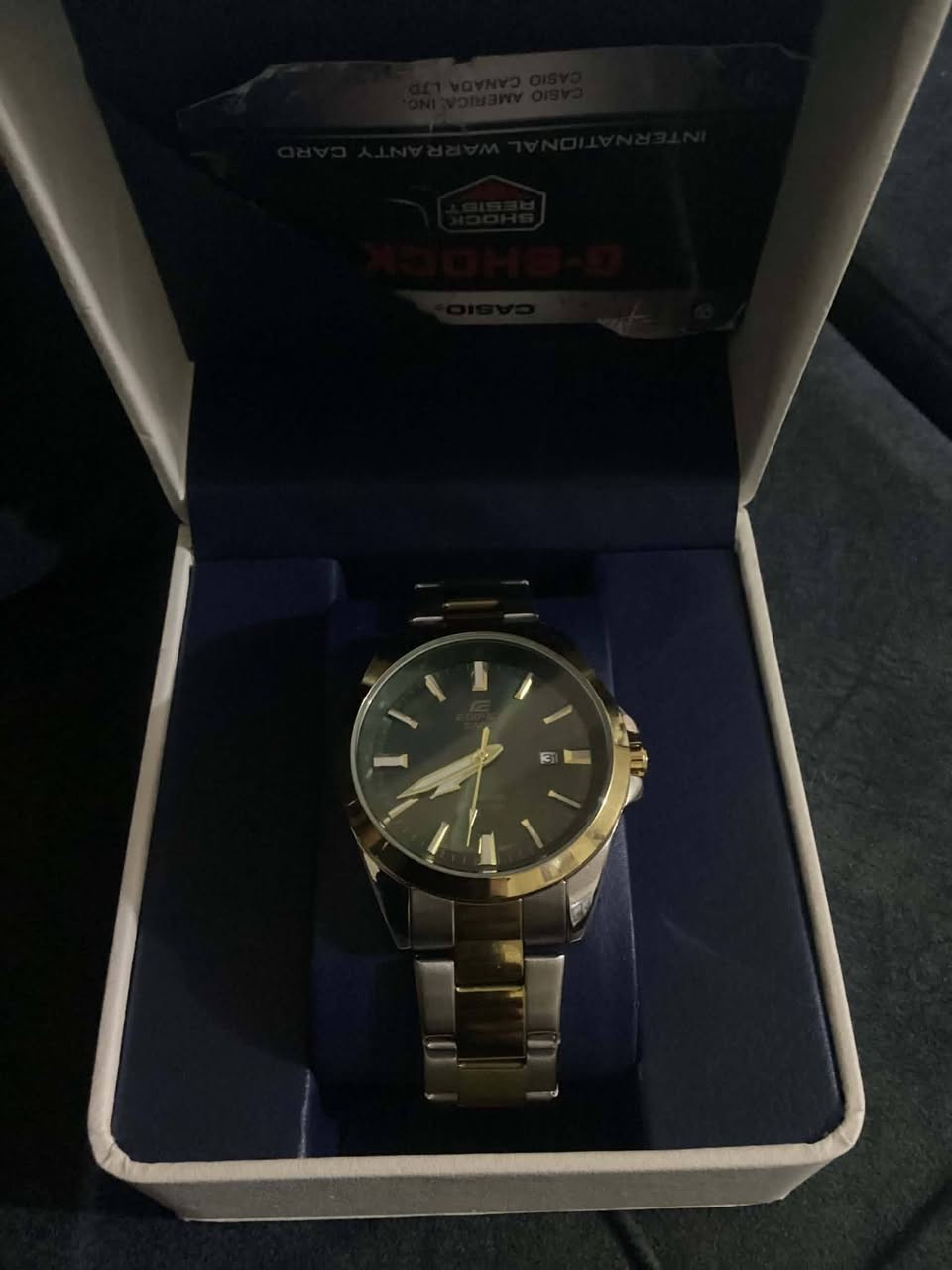 الماركة: كاسيو إيديفيس (Casio Edifice) الأصلية.
• الزجاج: سافير كريستال (Sapphire Crystal) الأصلي المقاوم جداً للخدوش والصدمات.
• مقاومة الماء: حتى عمق 100 متر (WR 100M).
• الألوان: سوار وإطار دمج (فضي مع ذهبي) وميناء داخلي باللون الأخضر الملكي المميز.
• الميزات: تحتوي على نافذة لعرض التاريخ، وعقارب ومؤشرات مضيئة في الظلام.
• الحالة: مستعملة نظيفة جداً وبحالة ممتازة (نفس الصور).للبيع


**إذا كنت صاحب هذا الإعلان وتريد حذفه لأي سبب، رجاءا أرسل رسالة إلى الدعم الفني**
