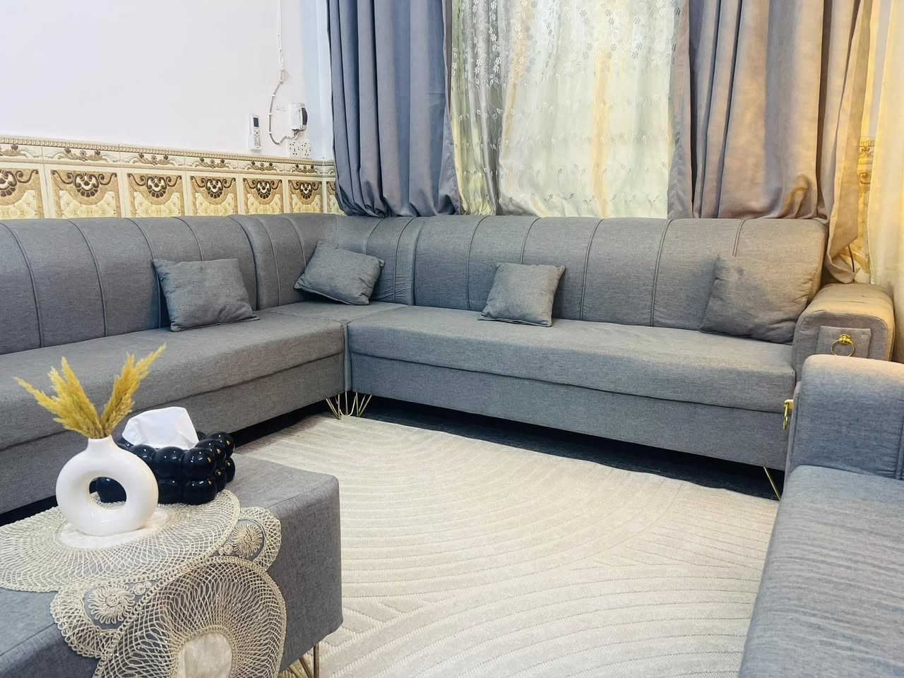 مرحبا 
ديوان للبيع تفصال خاص 
١٠ مقاعد نظيف مستعمل مده ٦ اشهر فقط 
السعر ٦٥٠ و بي مجال ويجي وياه طبله وسطيه بنفس لونه و كوشات عدد ١٠ 
عنوان / بغداد حي اور ٦٠٠ 
فقط ضرر واحد بي موضحه بالصوره و يتم تصليحه للاستفسار اكثر الاتصال ع الرقم 
***********
