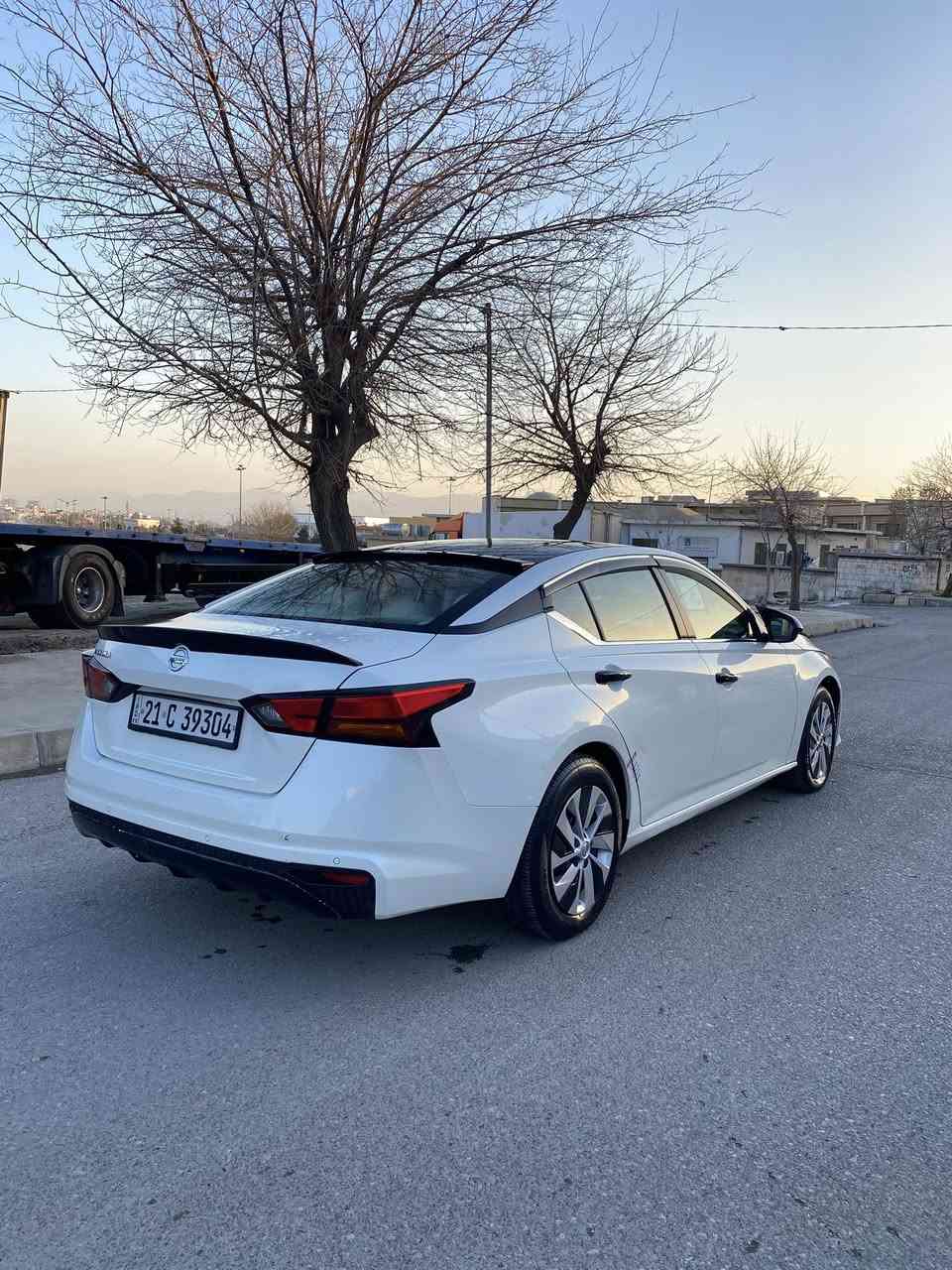 نیسان ئاڵتیما ٢٠١٩
خلیجی سفری ئێرەیە
تەحویل و خەرامە بە شەرت بە ناوی خۆمانە
گێر و مەکینە و کارەبایی بە شەرت
کامل سێرڤسی تازە کراوە
٤ تایە و ویلی تازەیە 
دەعم و لێدراو و قرچی نیە 
ئێرباگ بە شەرت نەتەقیوە
٦ پارچە پەمپە لەسەر شوخت بێ مەعجون
چونکە بۆیاخی سەدەفە لەبەر ئەوە پەمپ کراوە
سەیارەکە ماڵی دۆستە یەک ٢٥٠ مەسرەفی تیا نیە 
رەقەمی خاوەنی 
***********
سعری ١٣٣ وەرەقە و کەمێ معامەلە
