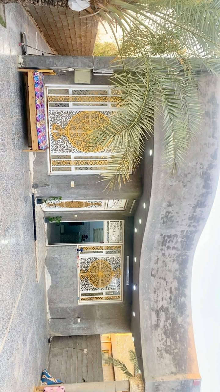 سلام عليكم دار البيع
دار لبيع  مساحه 550متر
البيت طابق ونص  طابو زراعي سند 25
البيت حديث بنا درجه اولى 
محتويات الدار حوش مساحه كبيرة +حديقة
استقبال +مطبخ حار بارد +صاله + 3 غرف +ترك عدد 2 علي طول البيت. 
السعر 220 وبي مجال
مكان الوسمة والنواط قرب منطقه الشعب
الاستفسار ‏‪0773 112 8843‬‏
