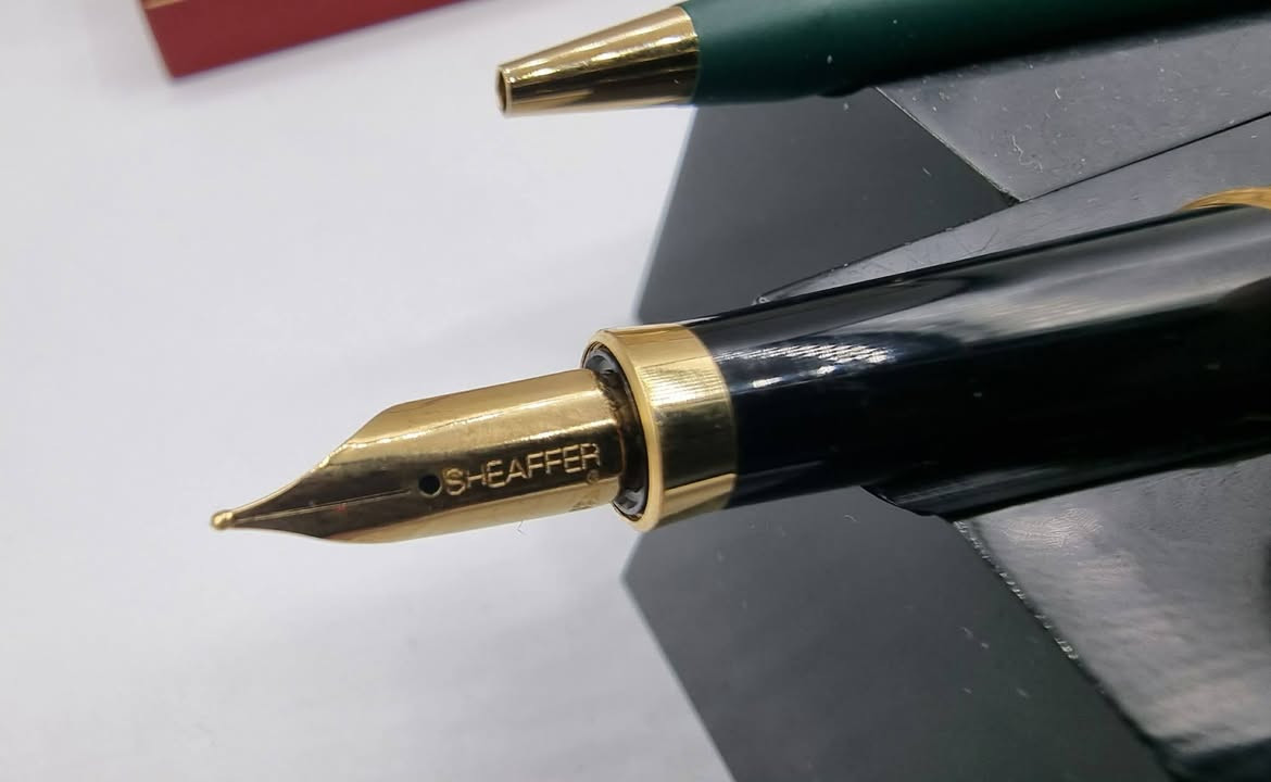 تحية طيبة  ،،،
#سيت_اقلام_شيفر #SHEAFFER FASHION  
              الصنع : امريكي #اصلي  ، MADE IN USA  ، 
          مستخدم  ، إنتاج #قديم  ، بالعلبة #الأصلية  ، 
          حبر + جاف/ اصدار كلاسك بلون مميز جدا  ، 
               سلاية + جنكال / طلاء #ذهب ثابت  ، 
السعر : 95 الف ، 
يوجد توصيل  .


**إذا كنت صاحب هذا الإعلان وتريد حذفه لأي سبب، رجاءا أرسل رسالة إلى الدعم الفني**