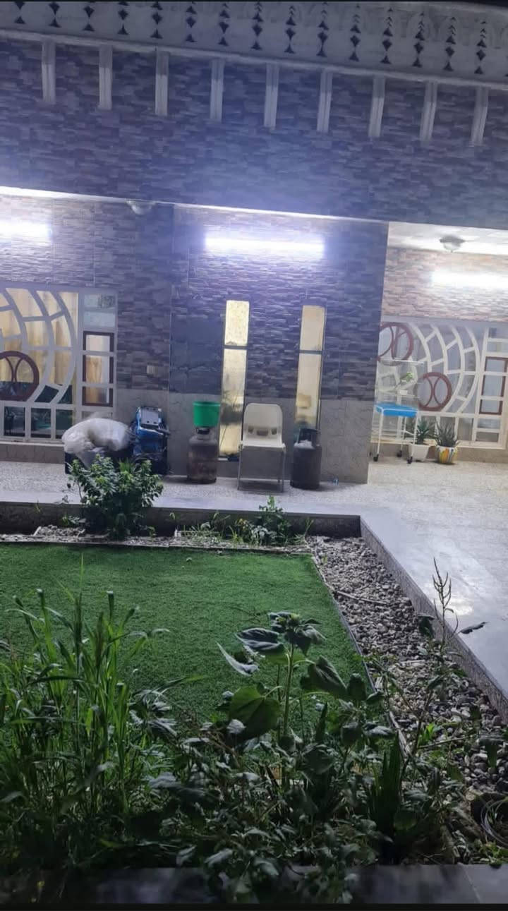 الدار للبيع المساحه 200 متر الامين الثانيه قرب مكتبه رواء ضهر اسواق الغدير السعر 350 للستفسار ***********
