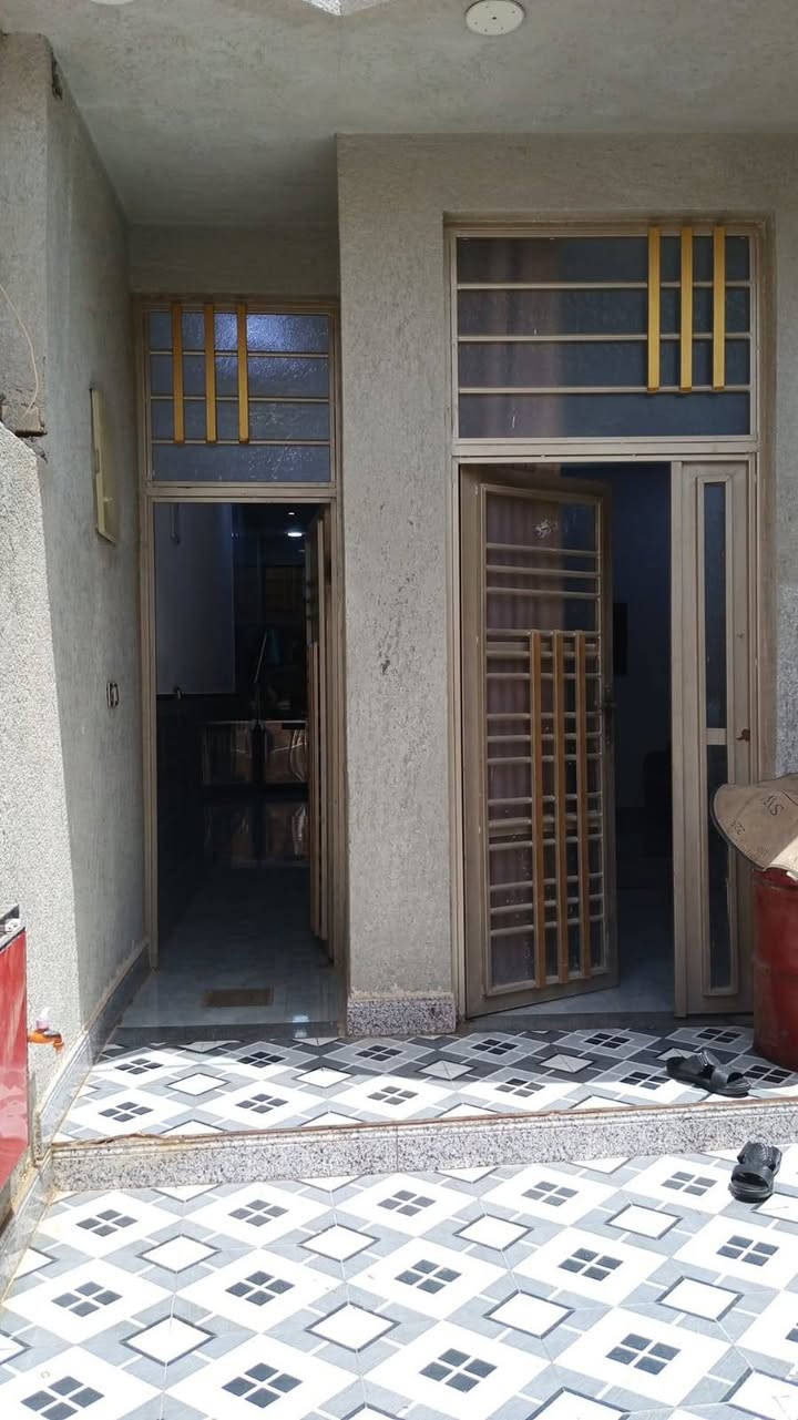 يتوفر مشتمل المساحه ١١٠ متر الطشاش الثانيه خلف شارع القاضي طابقين فقط الغرفه الفوك مكامله
الطابق الأول يتكون من غرفة نوم واستقبال وهول ومطبخ وصحيات
الطابق الثاني يتكون من غرفتين وصحيات
للاستفسار على الرقم هذا ***********
