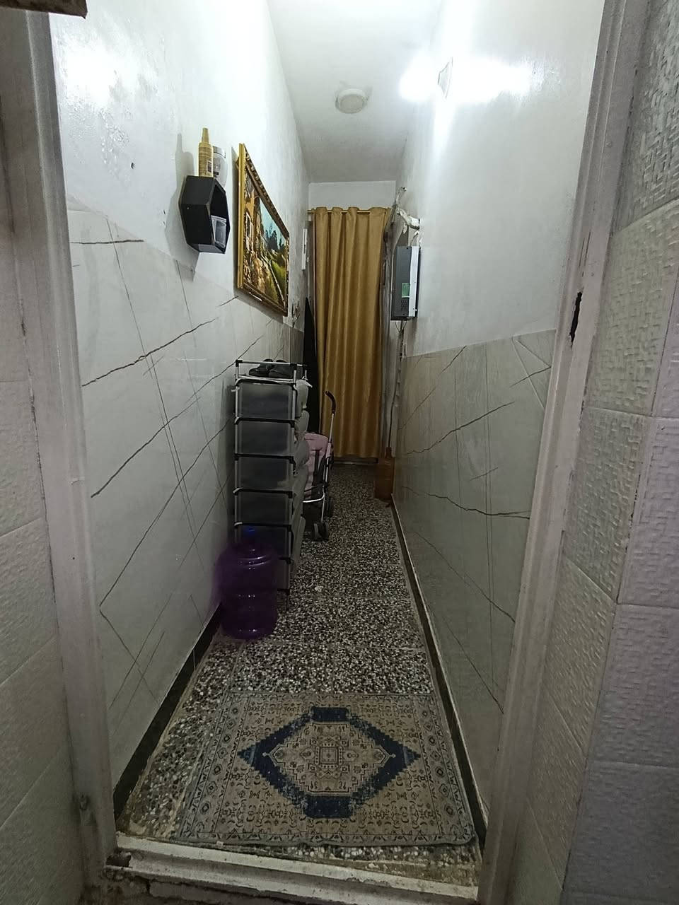 السلام عليكم بيت ٥٠ متر بالطي صاير بنزال حدادة الشمس بدون وقف محوله كهرباء جديدة شرط كهرباء ٢٢٠ ومي متوفر ٢٤ ساعه  وشارع كله قشط مسافه قريبه من الشارع يتكون من صاله ومطبخ وخدمات الطابق الاول وغرفتين بالطابق الثاني للاتصال *********** واتس اب وبسعر مناسب
