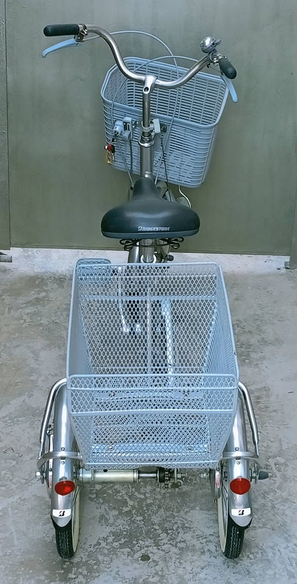 🚴‍♂️✨ السلام عليكم ورحمة الله وبركاته ✨🚴‍♂️
📢 دراجــة هــوائــيــة لــلــبــيــع
🔹 دراجة شويه مختلفة ومميزة 
👍3 اطارات  
🔹 ياباني أصلي 🇯🇵
🔹 ماركة برجستون 
#تصعد من عشر سنوات فما فوق 
#ترهم صغار كبار 
🔹 الحجم 20
🔹 النظافة 95% 
🔹 معدن ألمنيوم 
🔹 سلة أمامية وخلفية بلادي
🔹 وضع شركة – الدراجة كاملة أصلية
📍 العنوان: كربلاء / طويريج
🚚 تتوفر خدمة توصيل لجميع محافظات العراق
📩 للاستفسار أكثر:
خاص أو على الرقم 📞 ***********
