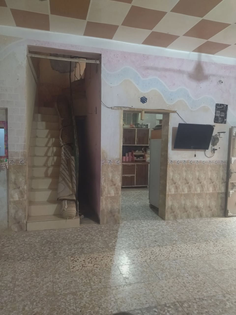 بيت + مشتمل مساحة ٢٥٠ 

العنوان خلف الملعب. خلف شارع ياسين 
البيت يتكون من 4 غرف .. اثنين جوة و اثنين فوك .. وهول ومطبخ وبراني وصحيات ..
المشتمل يتكون من غرفة وهول ومطبخ وغرفة هيكل فوك ..وصحيات ..
***********
