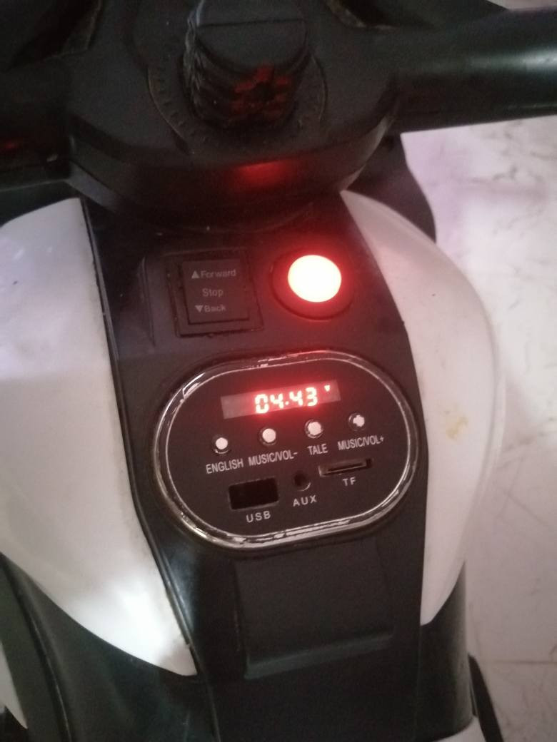 ماطور شحن بحالة جيدة
بالة اصلي دبل محرك مو واحد
رmp3 شغال يحتوي منفذ رام و Aux و usb 
يكفي من عمر ٣ الى ٧ سنوات
السعر ٦٥ مكاني ديوانية مركز
*********** متوفر واتساب او اتصال ديوانية, القادسية
