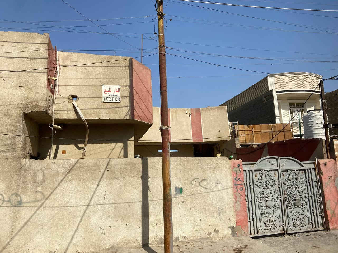 بيت زراعي للبيع المساحه ٣٠٠متر 
يحتوي على أربع غرف نوم 
ومطبخ حار و بارد 
واستقبال 5×10
هول 4×5
يحتوي على ثلاث مداخل 
العنوان.. 
البلديات .شارع المصرف .فرع صيدليه كوثر حسين .
السعر 260 قابل للتفاوض 
الاستفسار على رقم الهاتف 
***********
