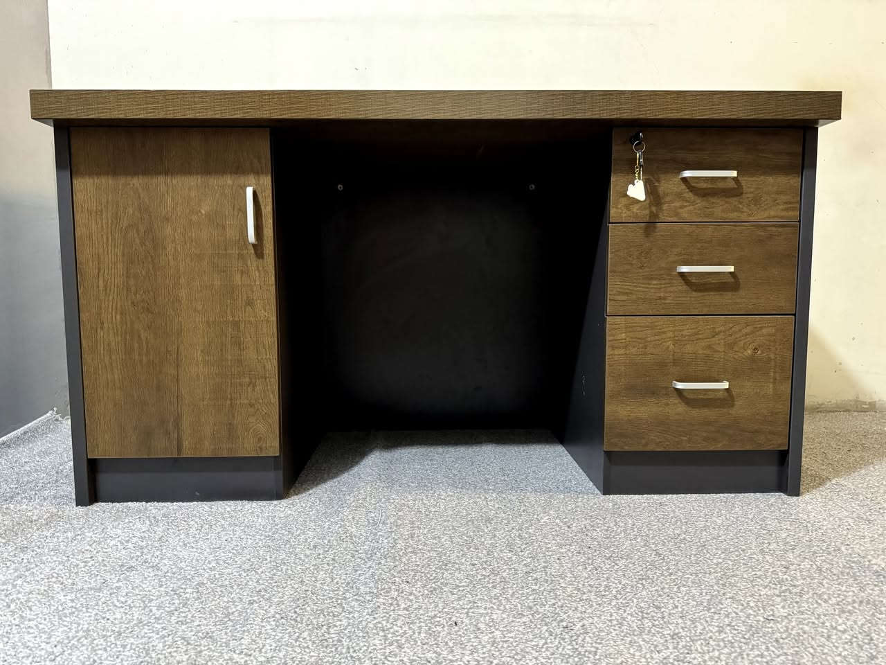 السلام عليكم ميز مكتب نظيف سعر 200 وميز بلازما مع الرفوف سعر 50 وميز منظدي سعر 15 بورد زجاجي للرسم الهندسي سعر 125المكان الحريه الشراي يتصل ***********
