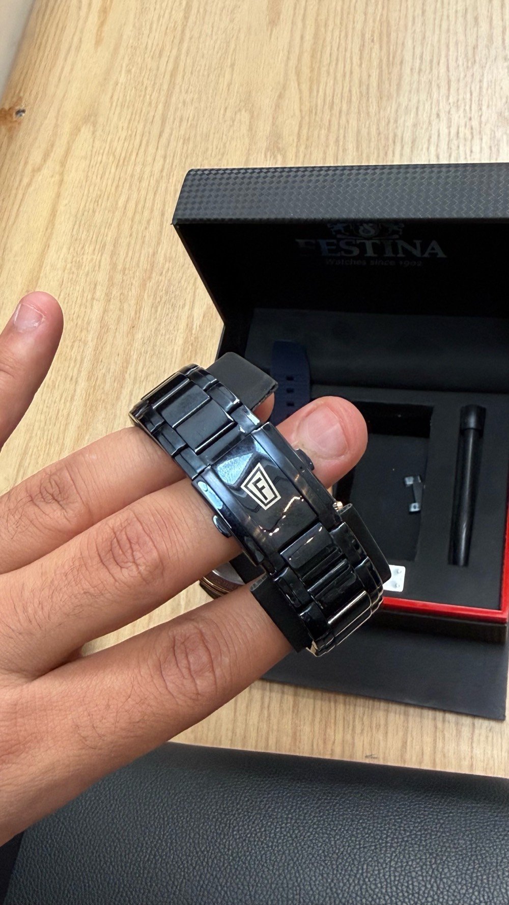 🔥 للبيع: ساعة Festina Chrono Bike — Special Edition
ساعة رجالية أصلية، حالة ممتازة، استعمال خفيف.
▪️ كرونوغراف رياضي فاخر — صناعة إسبانية
▪️ علبة فولاذية 44.5 ملم بلمسات Rose Gold
▪️ مقاومة ماء 10 بار (تتحمل السباحة)
▪️ حركة كوارتز يابانية Miyota
▪️ زجاج معدني مقاوم للخدش
يشمل البيع:
✅ السوار المعدني الأصلي
✅ سوار مطاطي أزرق إضافي
✅ أداة تغيير السوار
✅ العلبة الأصلية كاملة
💰 السعر: 300,000 دينار — قابل للتفاوض للجاد
📍 بغداد — التسليم باليد
 واتساب
ملاحظة: سعرها الأصلي يتجاوز 450,000 دينار. فرصة لمحبي الساعات الأصلية بسعر مغري.