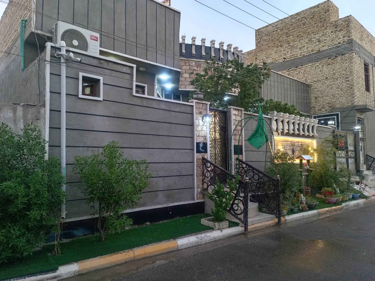 السلام عليكم دار للبيع مساحه ٢٠٣ للبيع ركن شارع بيت لوفي قرب اسواق طيبه  للاستفسار *********** او***********
