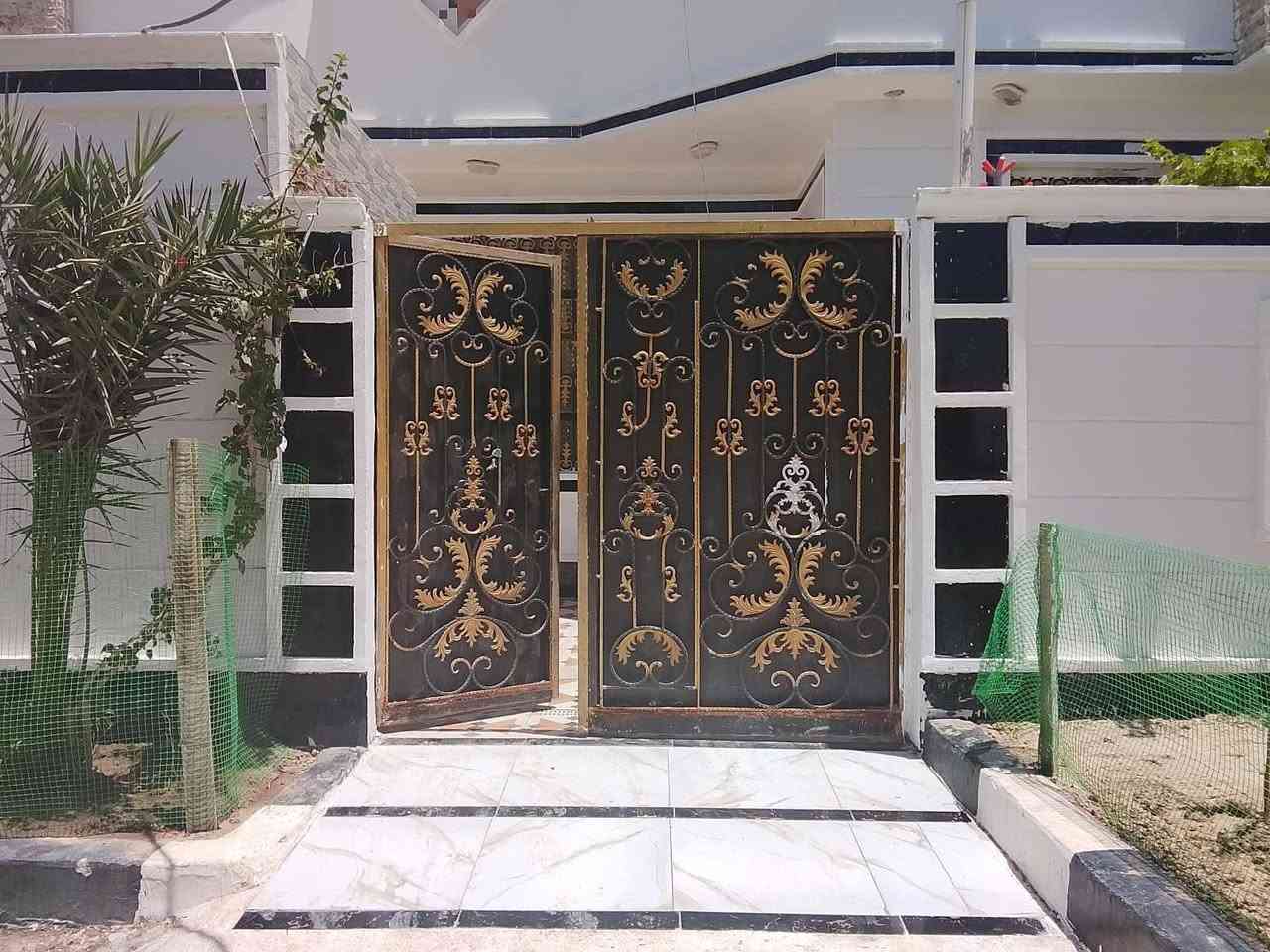 السلام عليكم عندي بيت 200متر سند 25مقابيل المستشفى مدخل مجمع حجي حسين 300متر عن الجسر الجديد بناء طابوق بيت مسلح بناء 2023 بيت كامل ما بي اي نقص للراغبين السعر خاص او الاتصال ***********
