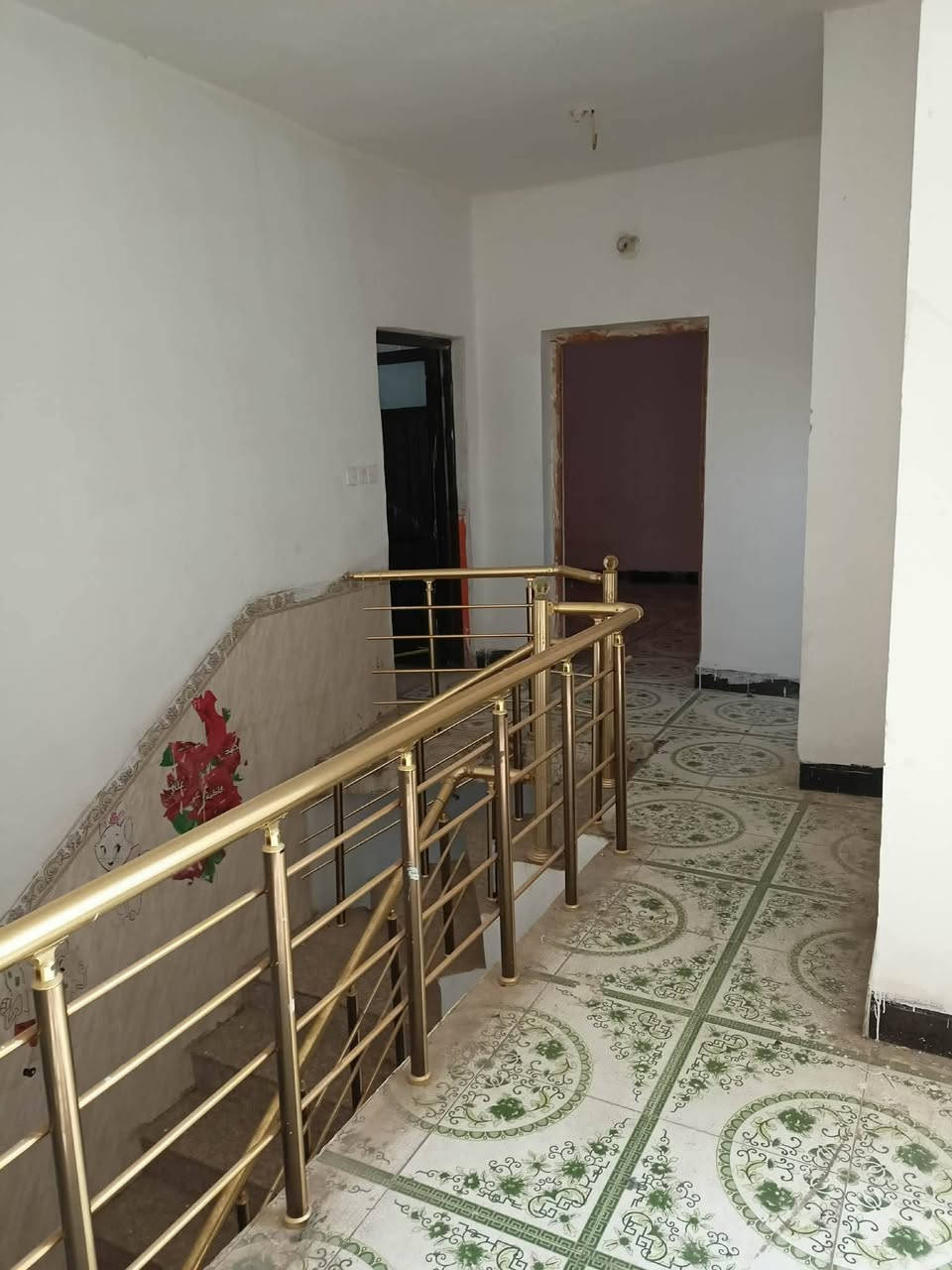 دار مساحته 200 متر مربع، طابقين، يتكون الطابق الأول من مطبخ، حمامات عدد 2، هول، استقبال، غرف نوم عدد 2، مخزن، منور.
ويتكون الطابق الثاني من 4 غرف نوم وهول وسطي وحمامات عدد 2، كما يحتوي المنزل على كراج....
عنوان البيت: كربلاء/ حي النصر/قرب مدرسة إعدادية الثريا وثانوية بضعة الرسول "ص".

مبلغ الإيجار: 600 ألف دينار شهرياً
للاستفسار أكثر الاتصال على: ***********
