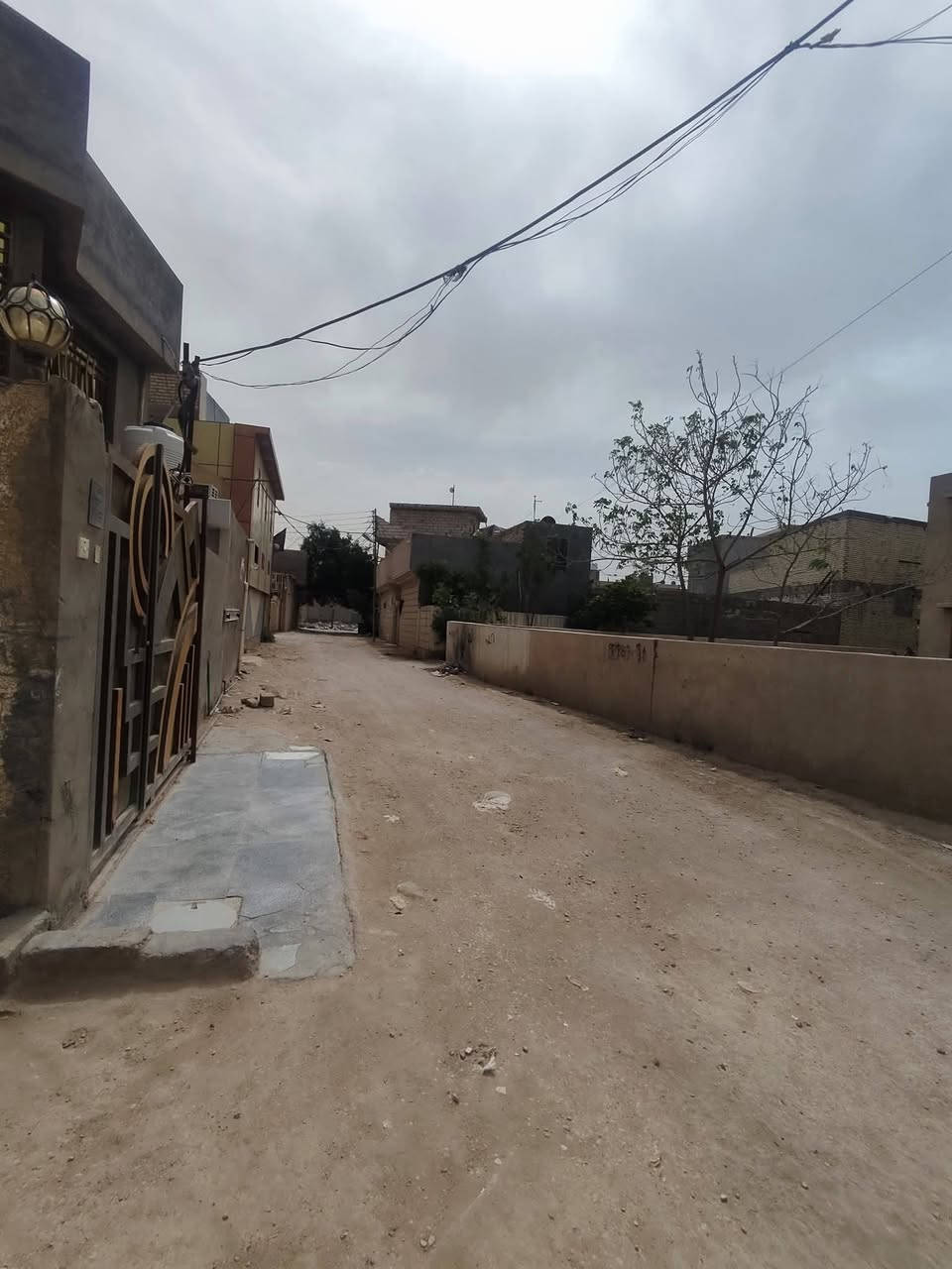 يبعد عن الامام اربعه كيلو حقيقي
‏الهم صلي على محمد وال محمد سلام عليكم
‏ بيت مساحته ١٣٣بلسند واقع حال ١٤٠  نزال٢٠ واجهيه ٧وربع/  قريب الامام الحسين عليه السلام / 
‏بيت جاهز للسكن بموقع هادئ وراقي مناسب للعوائل ويصلح  حسينية //
‏ بيت بصف الركن/ كربلاء يبعد عن الامام   5 دقايق بالسياره/كنطرة السلام/ الشبانات الاولى / مقابيل كاع محمد حلوه /بصف مدرسة الجوزاء او الزوراء/ بالباب مال المدرسه شارع عام 7 متر/ شارع الجوه 7 متر يبعد عن الشارع مال الزوار  75 متر/ كل الخدمات متوفره مي، مجاري، خط ذهبي//  الشارع الفرعي صب 
‏مواصفات البيت: البيت طابقين
‏الطابق الاول: طارمه/ وتواليت خارجي/  واستقبال جبيره / وصاله جبيره/ ومطبخ  بارد/ ومطبخ حار وحمام جوه / وغرفة نوم سويت جبيره/ والسگف صب/ الطابق الثاني//  3 غرف نوم كبار /  وسطح اول / وسطح ثاني/  وهم صب++ الطابق الاول بلوك والطابق الثاني فرمستون
‏ سند:  25  قرار محكمه من صاحب العقار مباشر 
‏السعر /  ١٤٠ مليون وبي مجال /   للتواصل/*********** بي واتس آب
‏البيت يستاهل ومنطقه كلها سكن ومنطقه هادئه
‏
