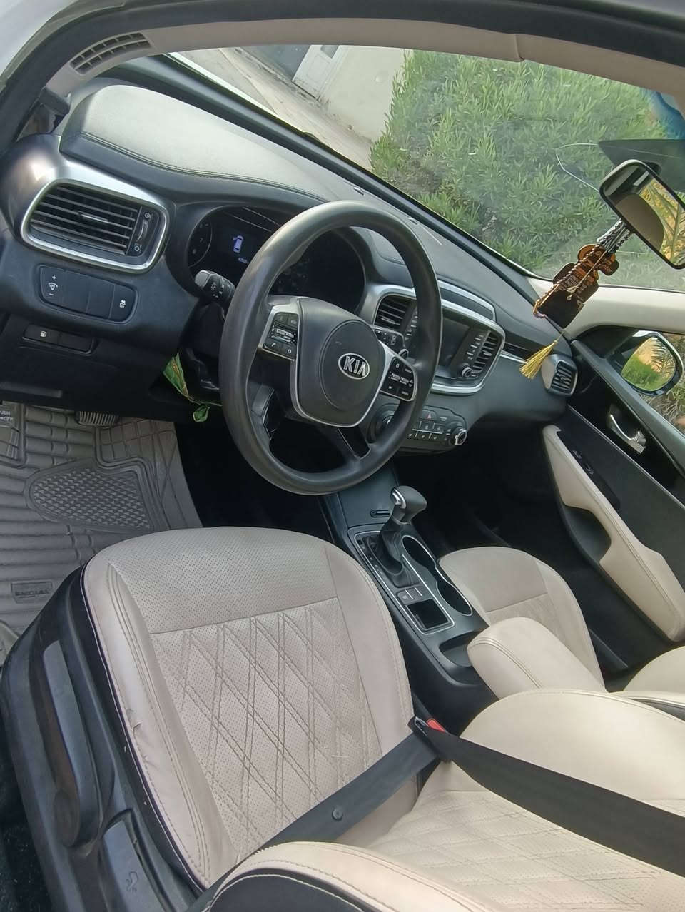 للبيع سياره نضيفه جداً 
🔹 النوع: كيا سورنتو

🔹 الموديل: 2020

🔹 اللون: ابيض

🔹 المحرك: 3300cc

🔹 الكير: أوتوماتيك / محرك +كير مكفول

🔹 الحالة: ممتازة، فحص كامل

🔹 الملاحظات: جاملغ جهه سائق +بنيد حادث سطحي بدون دواخل 

🔹 السعر: 225 قابل للتفاوض 

📞 للاستفسار الاتصال: ***********
