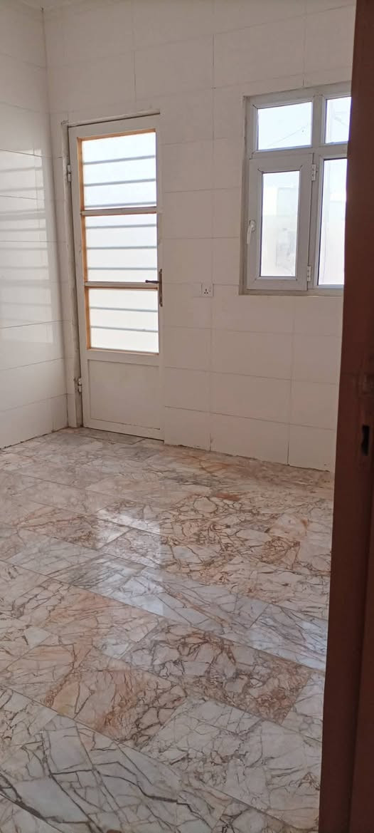 � دار للبيع - او الإيجار
المناذرة / مجمع قرية السلام - دور الاطباء 
موقع ممتاز حرف T قريب جداً عن السنتر ، بداية شارع المدرسة
🏬 فرصة ممتازة للسكن العائلي المريح ✅ او الاستثمار التجاري ( روضة ⏺️ مؤسسة  ⏹️ مكتب 🌟 
⬅️ جاهز للسكن وأستيعاب عائلة كبيره 
📐 المساحة: 219 متر
🔹 التفاصيل:
 • طابقين
 • 4 غرف نوم واحدة منها ماستر + استقبال واسع ومريح+ 2 صالة
 • مطبخ كبير 
 • حديقتان 
 • كراج سيارة
💰 البيع حسب رغبة المشتري ( كامل المبلغ نقداً ) او ( مقدم نقدي + تقسيط القرض للمصرف ) 
🏦 مبلغ القرض من المصرف العقاري: 125 مليون دينار
 التسديد الشهري 662 الف دينار
⛔ تسليم سند طابو + المفتاح

📍 الموقع: المناذرة — قرية السلام — دور الاطباء
للاستفسار اكثر *********** يوجد وتساب
