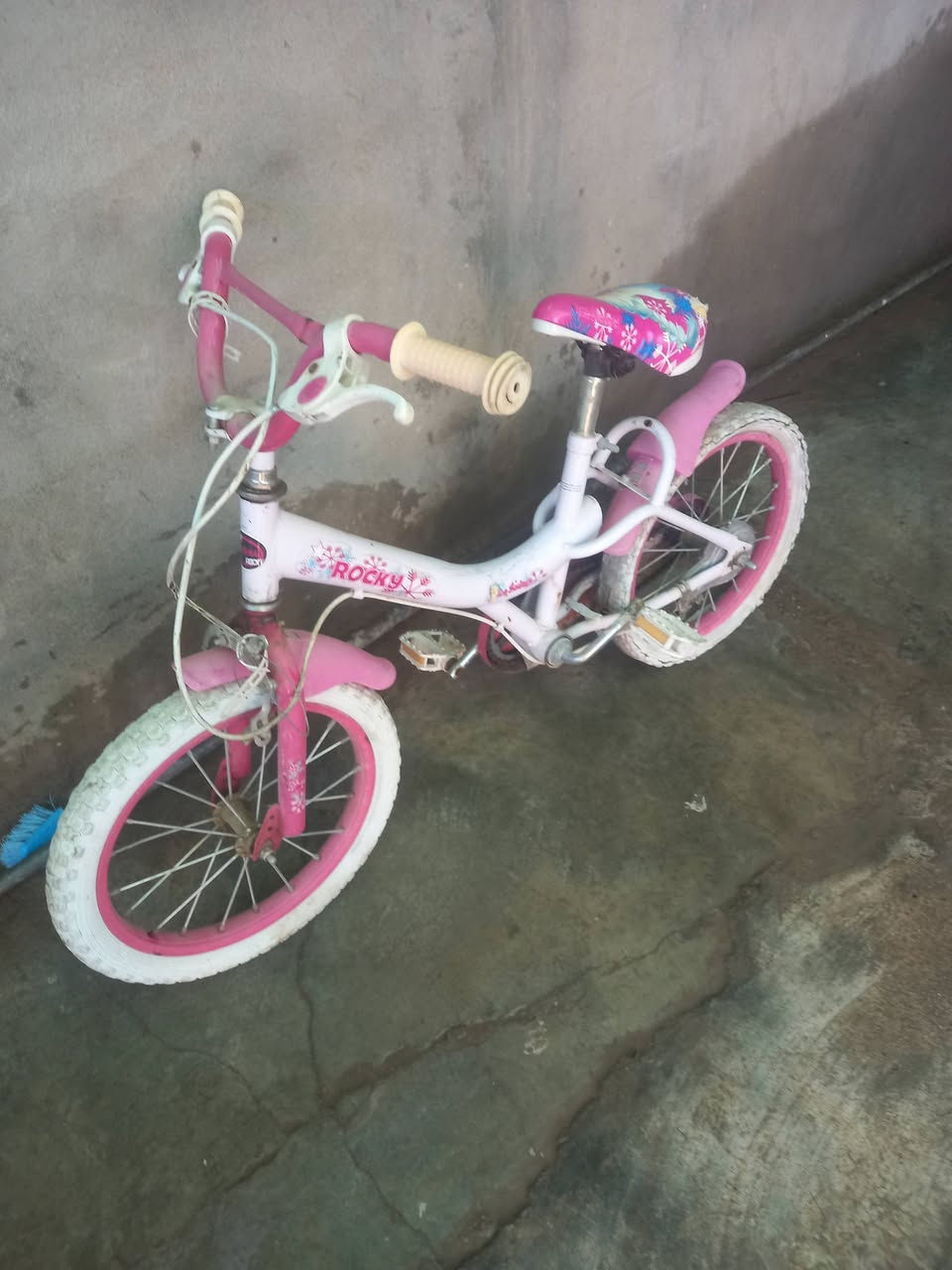 باسكيل بناتي  للبيع  حجم ١٦ اي عيب مابي بس نقص تاير الوره السعر ٢٠ او بي مجال


**إذا كنت صاحب هذا الإعلان وتريد حذفه لأي سبب، رجاءا أرسل رسالة إلى الدعم الفني**