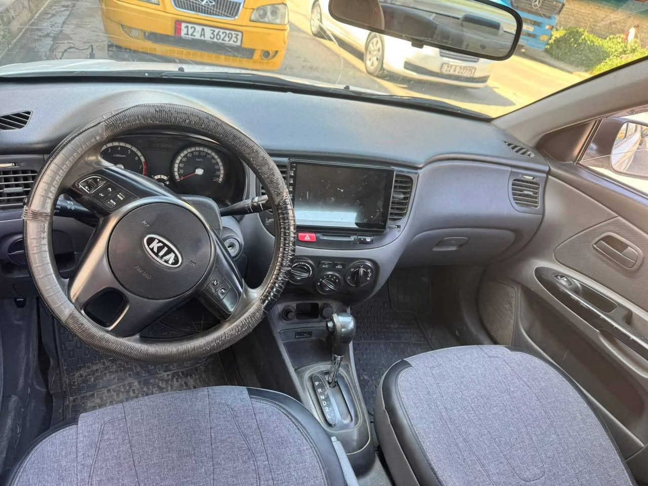 سلام عليكم كيا ريو موديل 2012  سنويه ساقطه قطعه صبغ قطعتين تبديل  بيه كابون بس توقف لازم اتحول ماستر  سعره 85 وبيه مجال قليل  ***********
