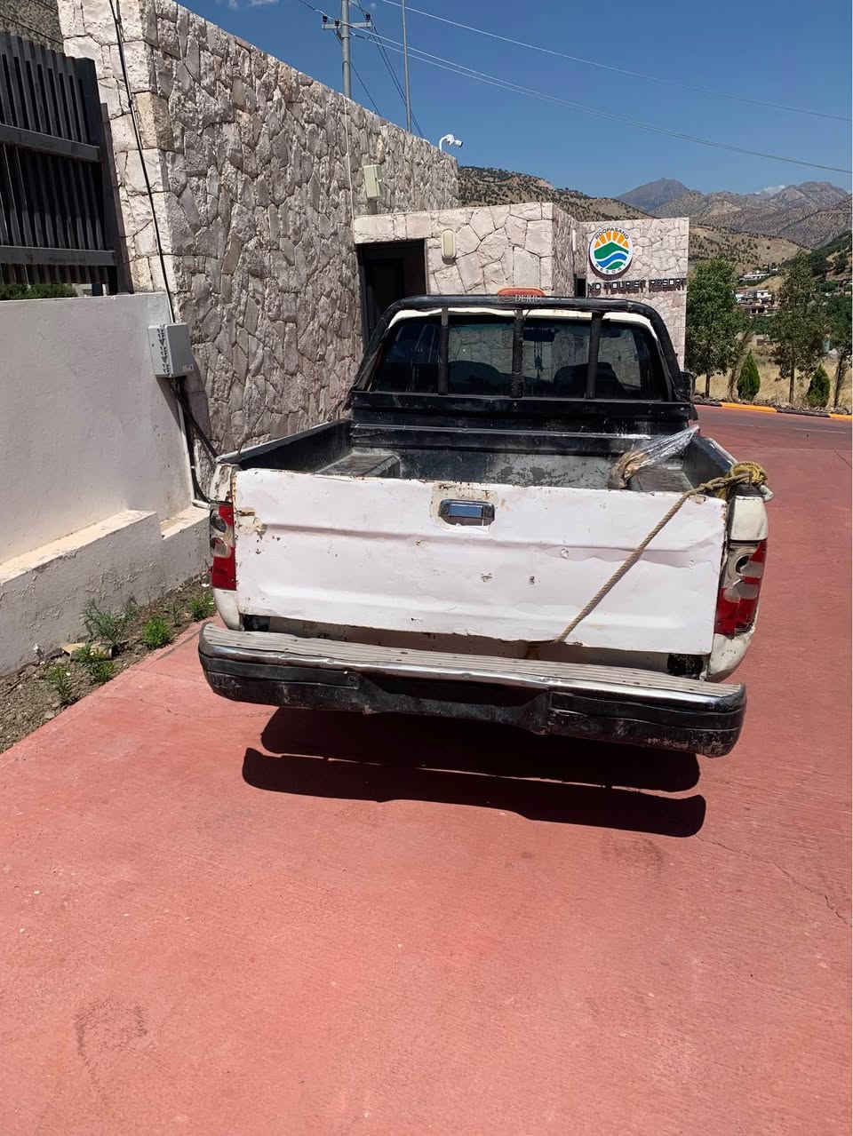 بةناوي خوداي گةورة پيكاب دير
٢٠٠٦ دو پارچة سبوغ بئ ليدران
چار جام كارةبا 
مةكينك بةخ گئرو مةكينة بةشةرت
مةلةفيست أصلي كمةك پةرةكاني دراية
هةمو شتي بةشةرت  توندو تؤلي  كارةباي كامل بةشةرت 
سحري ٣٢. مةجالةكي زؤر كم
*********** سوران, أربيل
