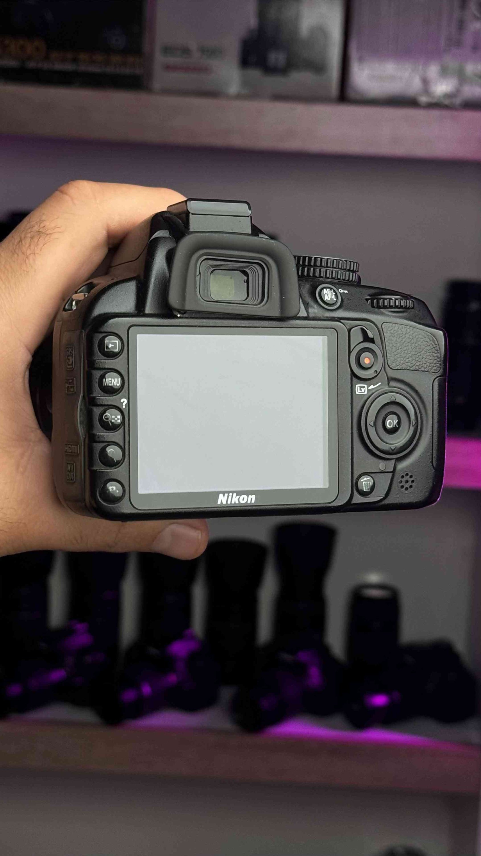 عرض لفتره محدوده 😍👇 كامرا نيكون d3100  🎁جنطه مقسمه هديه  🎁رام هديه     🎁حزام  هديه   وشاحنتها  وبطاريتها  مع  العدسه مالتها  230 الف اطلبها الان ***********  نضيفه جدا 100‎%‎ استخدام قليل 
