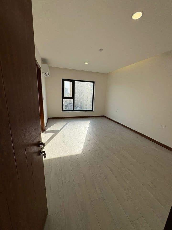 السلام عليكم
شقة للبيع في مجمع الروان السكني 
الاطلالة على كلية الرشيد 
عمارة R05  

سعر 330 مليون قفل كاش 

حالياً مؤجرة بسعر 1300000 
  حسب رغبة المشتري اذا تريدة يبقى او يطلع قبل اقل من شهر.  

مساحتها 200 متر تحتوي على 
3 غرف 
3حمامات 
صالة +مطبخ + سبالت عدد 5 

***********
