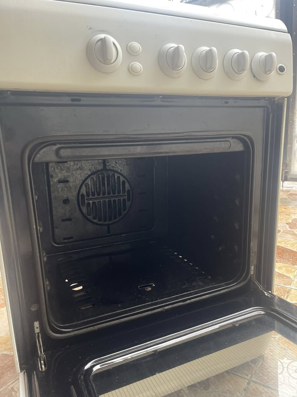 طباخ شغال والفرن شغال سعره 75 
للاستفسار ***********
يوجد واتساب
