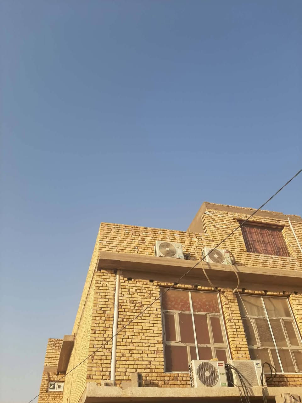 بيت في حي الحكيم نزلت بيت خليفه مساحه  365متر 3طوابق يتكون الطابق الاول من استقبال 9x4مطبخ بارد زائدحار 9x4 كليدور2x9 صاله 5x7 حمام4x2غرف نوم عدد2 m6x4 الطابق الثاني يتكون من 3غرف زائدصاله مع صحيات الطابق الثالث بيتونه زائد مخزن 5x4 الصطح الاول مع الثاني مطبك اشتايكر الداخل كله ازره 120الارضيه بورسلين ✋✋مكلف بالنشر الاستفسار الاتصال على الرقم ‏‪***********‬‏
