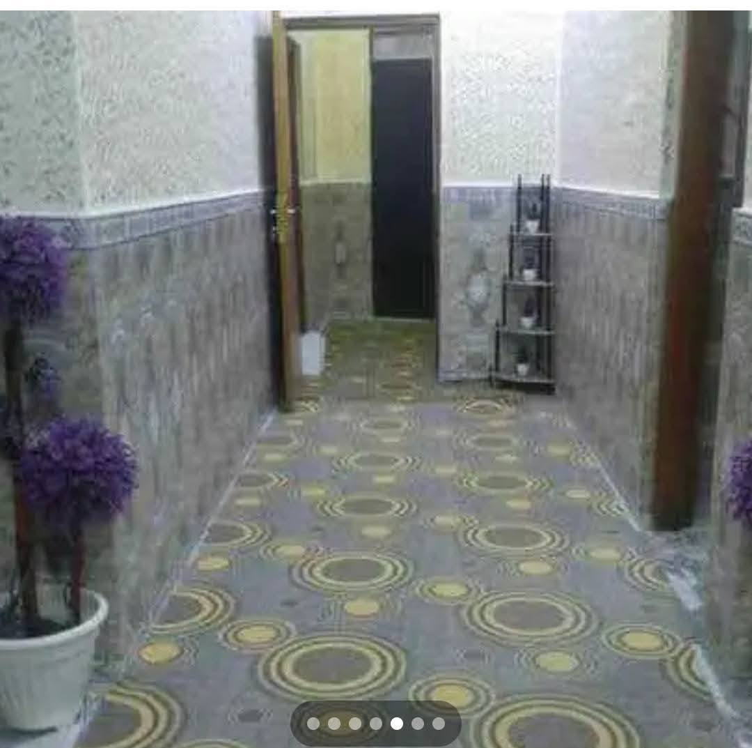 بيت مساحته 200متر ومساحة البناء 173متر
طابو زراعي سهم عراقي وكالة وبيها نسخة من المحكمة ..يبعد كيلو متر عن الشارع الرئيسي 
يحتوي على غرفتين منام وصالة كبيرة واستقبال 
وحمام ومطبخ وتواليت داخلي وخارجي وكراج 
المنطقة تتوفر فيها كافة الخدمات 
منطقة ابو الخصيب/ابو الجوزي 
السعر 90 مليون وقابل للتفاوض 
للاستفسار *********** *********** 
@
