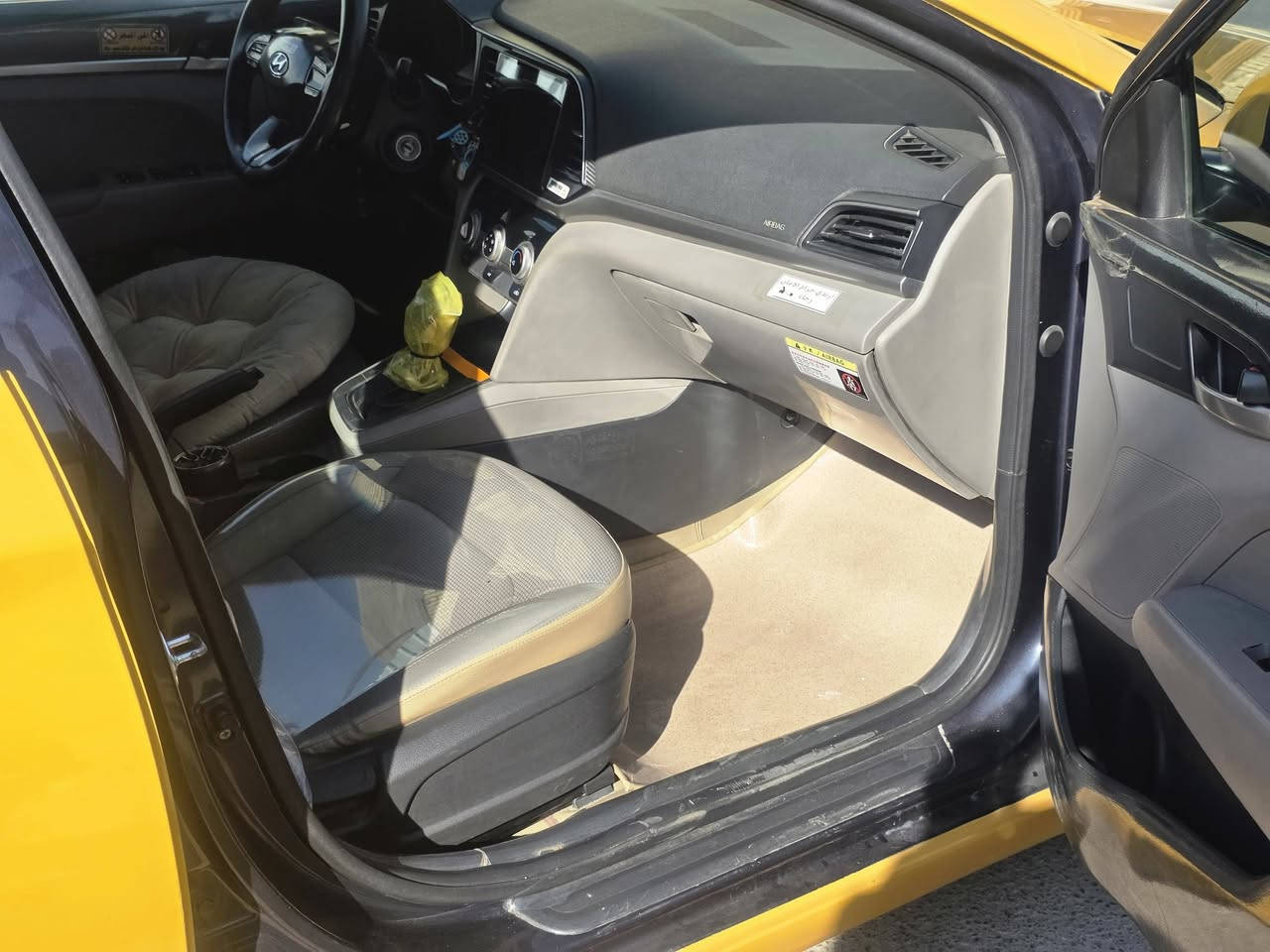 السلام عليكم
للبيع

‏ELANTRA ☑️
🔹 الموديل : 2020
🔹 اللون : اصفر
🔹 حجم المحرك : 1600 خليجي 
🔹 الموصفات : 
🔹 شاشة 
🔹 كامرة. اشاره بلمري .تحكم ستيرن  
🔹 رقم بغداد و بأسمي
🔹حادث لا يوجد
🔹 السعر 165 وبيها مجال 
🔹مكان السيارة : بغداد 
🔷️ ***********‏M
متوفر واتساب
