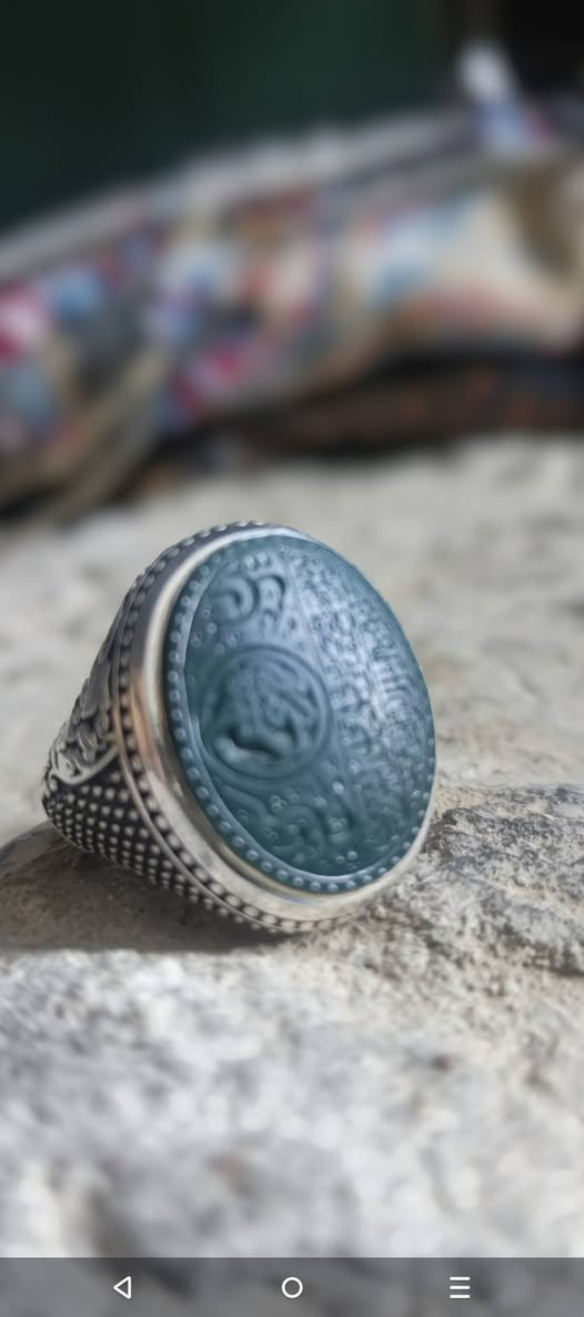 خاتم عقيق اخضر جامد صياغة بحرينية ياسر فضة ٩٩٠ روعة قياس ٢٢ ثقيل ..نقش عباس ياقمر بني هاشم وابيات ولله ان قطعتم يميني اني احامي ابدا عن ديني الخ  ...بغداد الزعفرانية *********** لايوجد توصيل ..السعر ١٥٠ قفل
