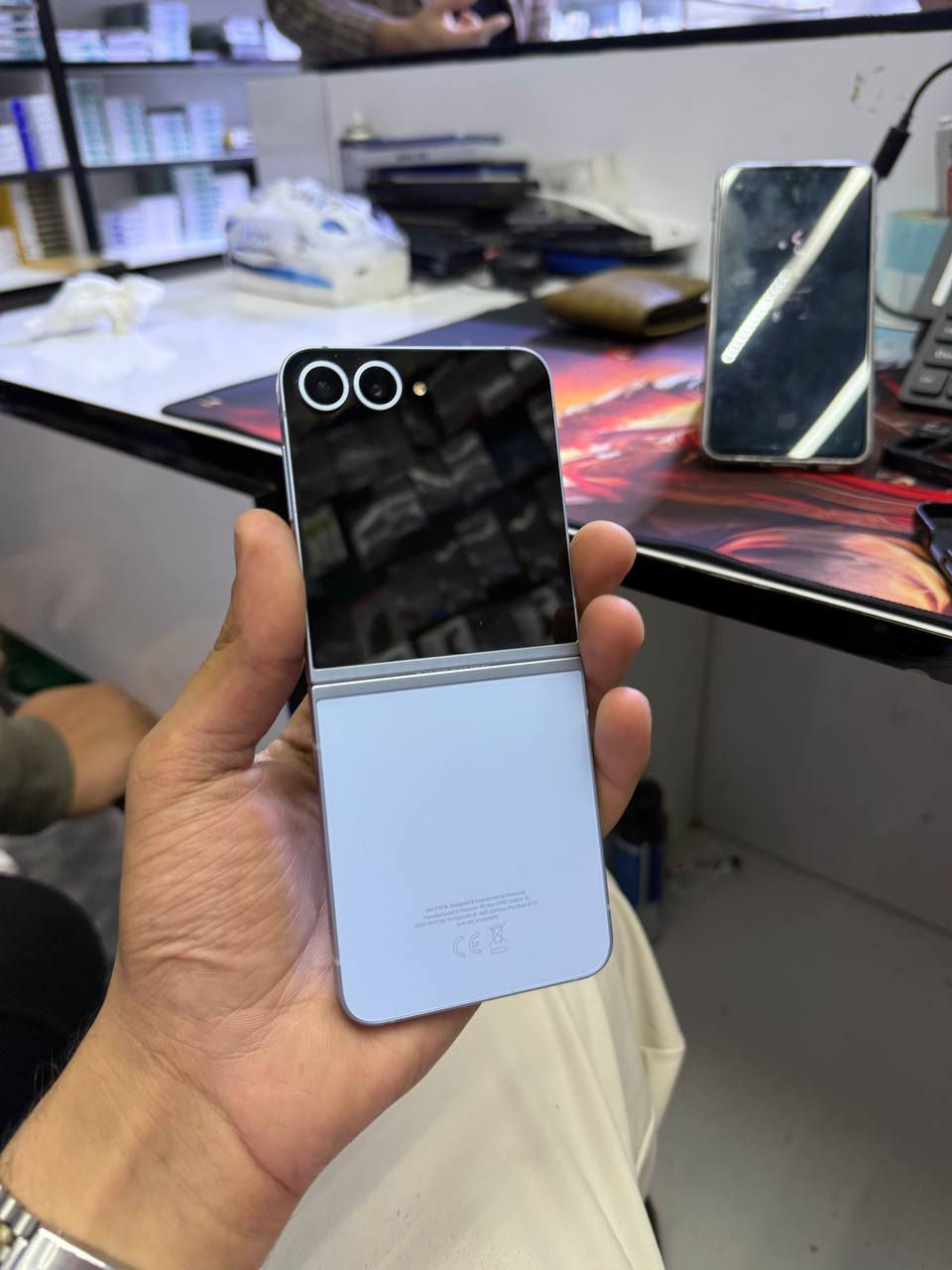 السلام عليكم
Z FLIP 6
ذاكره 512
مكفول من كلشي 
ماعدا هاي النقطة موضحه بالصوره 
سعره 425 
***********
