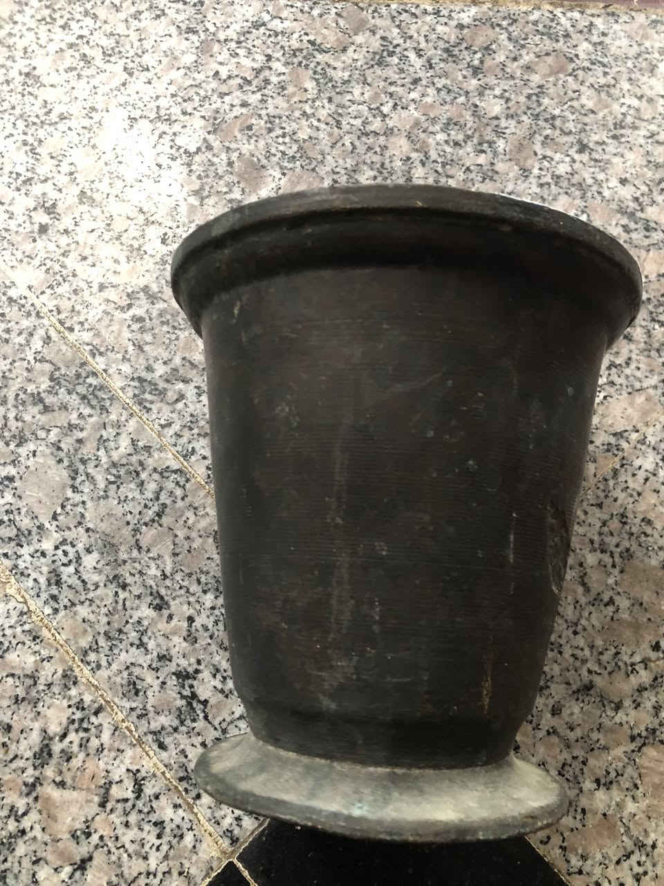 السلام عليكم هاون للبيع قديم صار اكثر من 40سنه عدنه  بدون يده بقه بس الهاون ارتفاعه 19/ب18ونص الوزن الثقيل 
اخوان انا ماعرف بيهن السعر قفل قفل ب75 مكان البصرة ماعندي خدمة توصيل ***********
