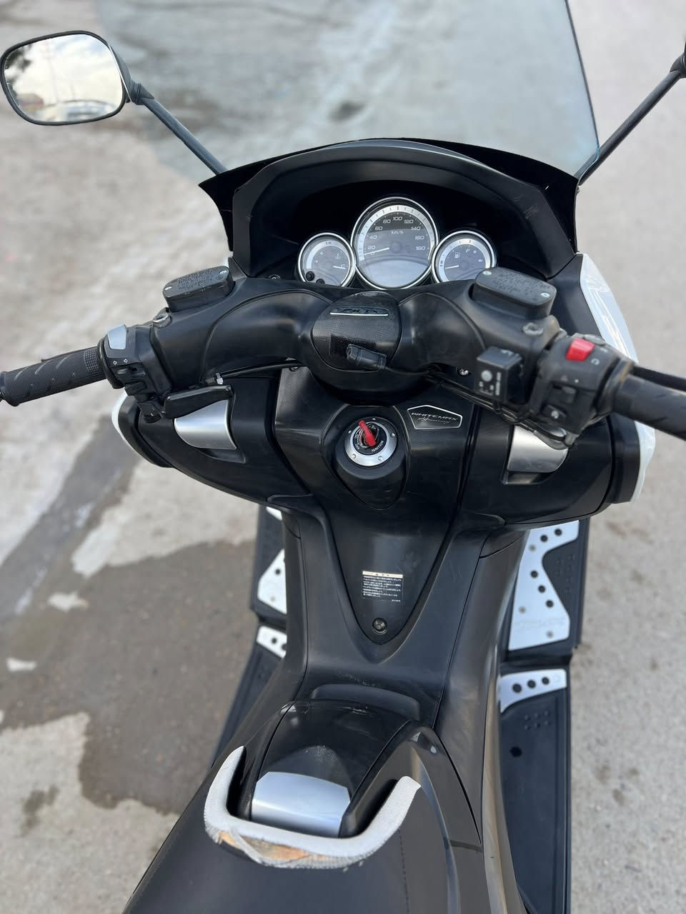 سلام عليكم درجه تي ماكس الفين و ١١ وايت واكس دواخل كاربون بلادي درجه وضع شركه مكينه تايرات كفر على وضع اليابان ماشيه ٣١ الف و بل مزاد ماشيه ٢٨ نزله من معرض ماهر الكناني بيها سويجات ٢ و صلاصنه يوشماره اصليه و جامه رياضيه سعرها ٤٥ و بيها مجال بصيط بيع فقط بكاني البياع حي العلام ***********
