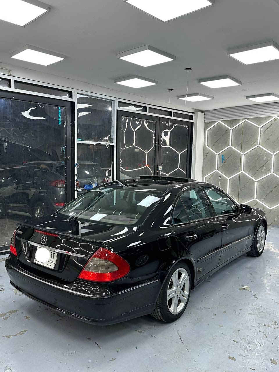 السلام عليكم
‏Mercedes - Benz E 200
(موديل 2008)
اڤنكارد 
وارد يابان مكفولة كفاله عامة عدا البنيد مصبوغ بسبب جراد وعدي صور قبل صبغ 
مكينة 4 سلندر سنكل تيربو 
تو ويل 
المواصفات : 
داخل جلد ومخمل اسود 
حساسات امامي خلفي 
لايت زنون 
سلايد روف 
شاشة بلادية كبيرة
سستم صوت كلش حلو وواضح بيها 
كراسي امامي تحكم كهرباء 
تدفئة كشنات 
جنطة بصمة
قطعتين تبريد 
تبريد الامامي منفصل 
فول تحكم ستيرن 
شاشة اعطال 
وبعد بيها هواية مواصفات معروفه
ماشية 230 الف كيلو 
سياره بلادية ومابيها اي نقص 
تخم تاير وباتري جديد ومنظومة تبريد كلها جديدة 
رقم بغداد مشروع وطني 
سعر 120 وبيها مجال 
*********** ابو فهد
