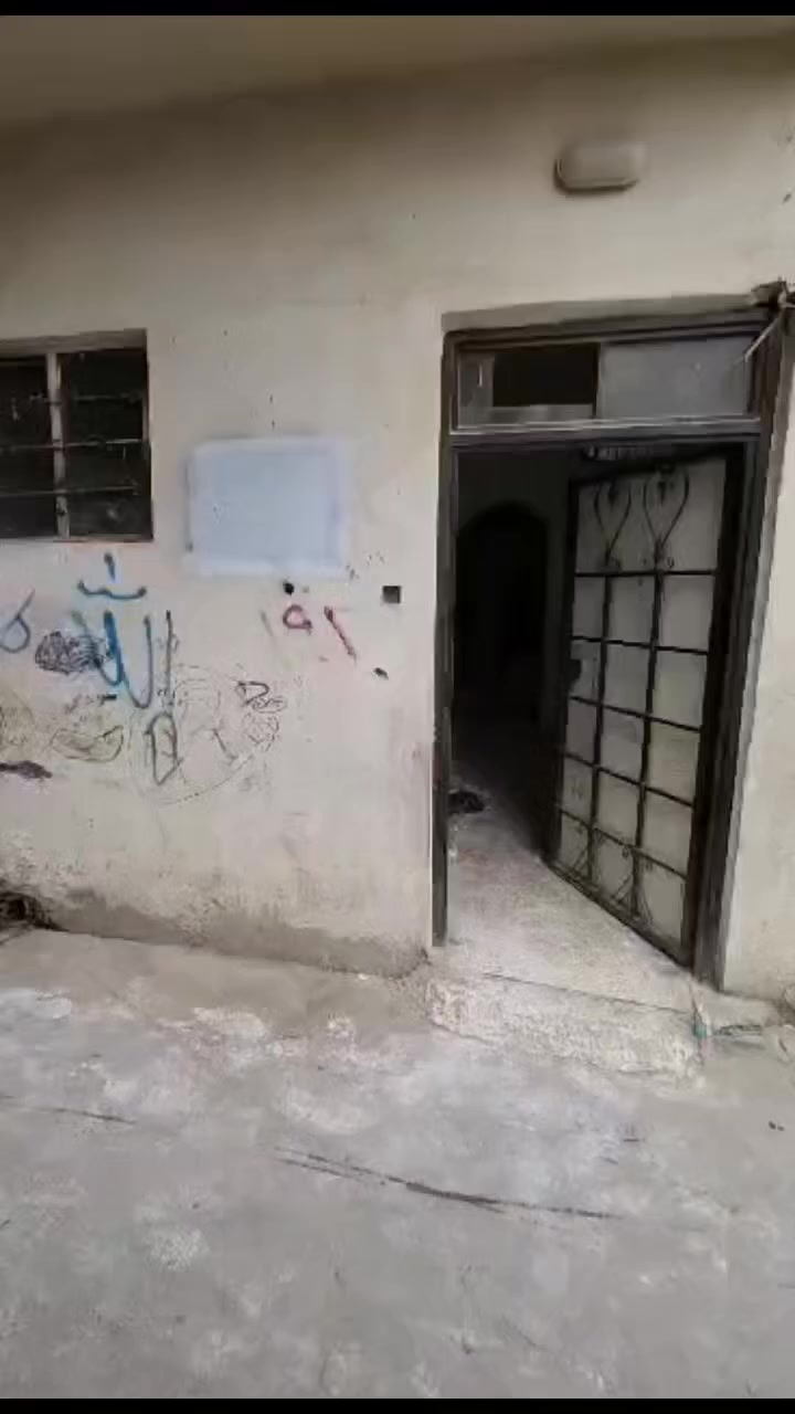 من رخصه الادمن للايجار في شيخ محمد باب جديد قرب جامع العمريه يبعد عن الشارع 200متر البيت طابقين غرفة جوا وغرفتين فوق مع حمام ومغاسل للاستفسار 
***********
***********
